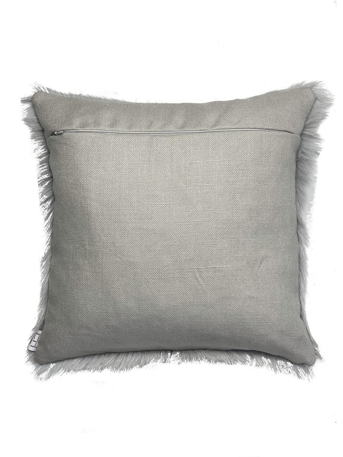 Introduci elementi tattili nel tuo arredamento con il nostro cuscino grigio realizzato a mano in vera pelle di capra. Di alta qualità, questo design sostenibile è una celabrazione di texture naturali che si fondono in una casa di lusso.

Grazie allo