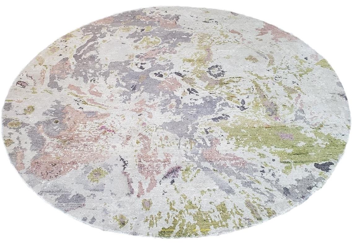 Zeitgenössischer, runder, gewebter Teppich aus Wolle und Seide in Rosa, Rosa und Taupe (Organische Moderne) im Angebot