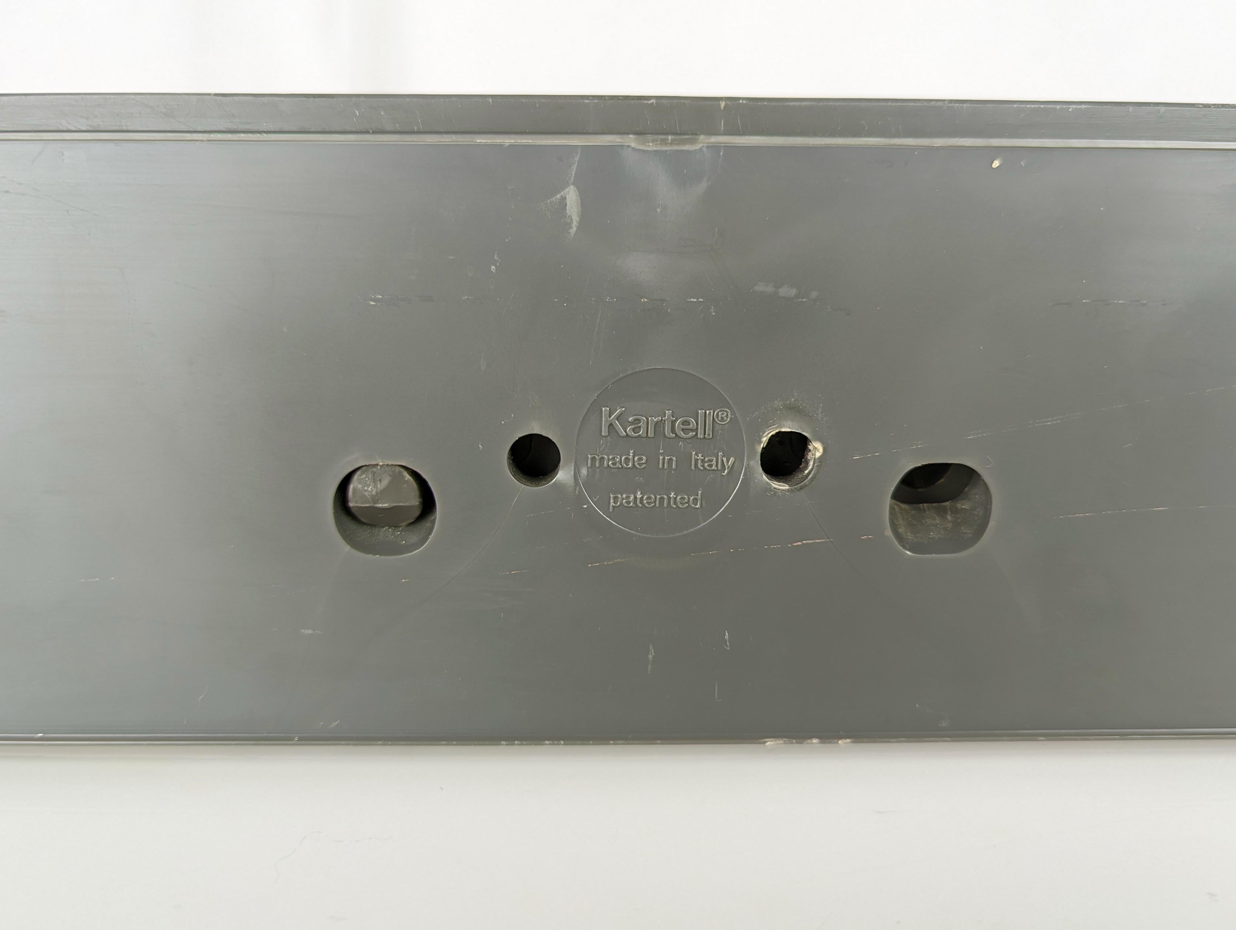 Grauer Garderobenständer aus Kunststoff von Castelli Ferrieri für Kartell, Serie mit Umriss, 80er Jahre im Angebot 1