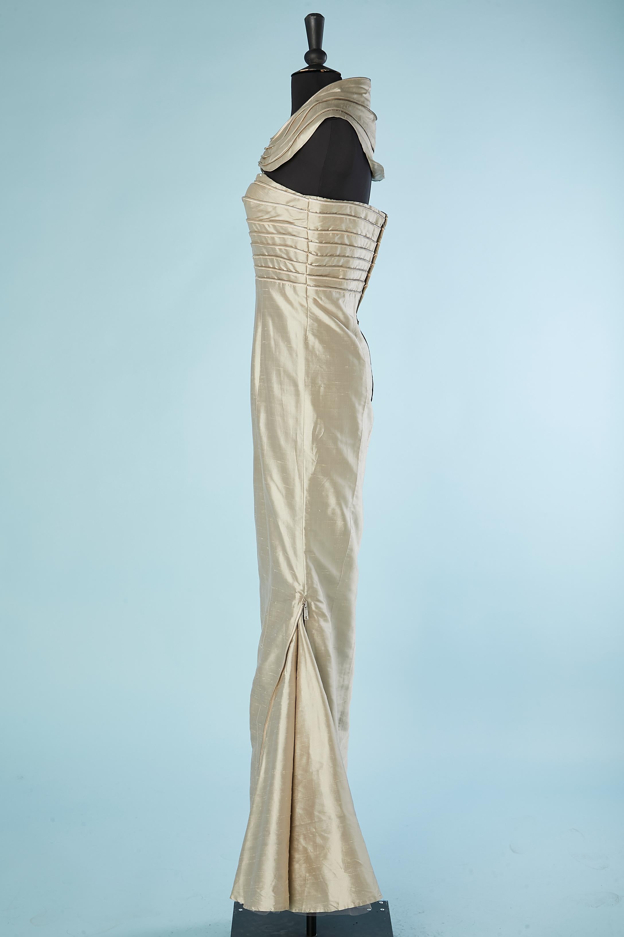 Vestido de noche bustier de seda cruda gris con adorno de cremallera y cuello de tela en Excelente estado para la venta en Saint-Ouen-Sur-Seine, FR
