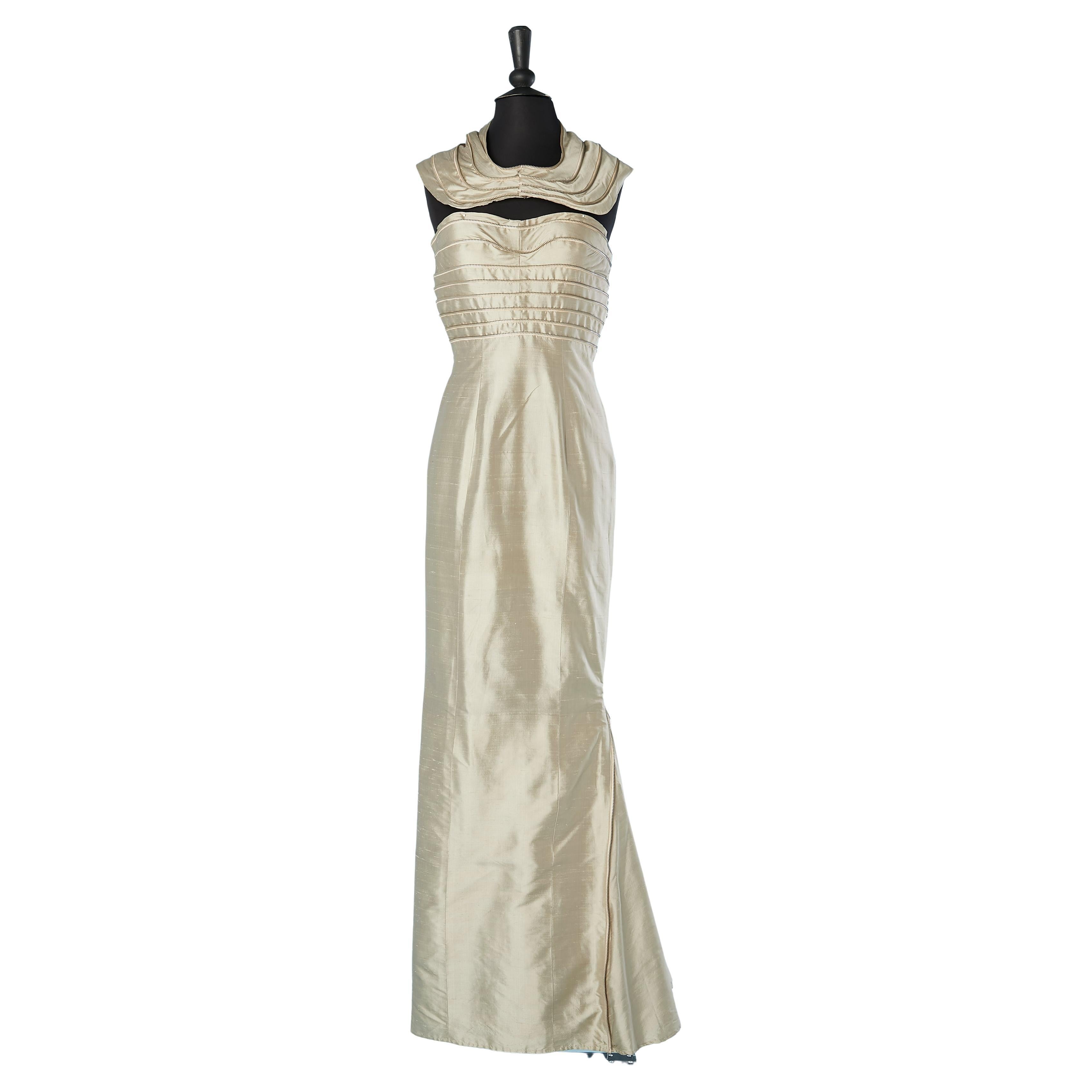 Vestido de noche bustier de seda cruda gris con adorno de cremallera y cuello de tela en venta