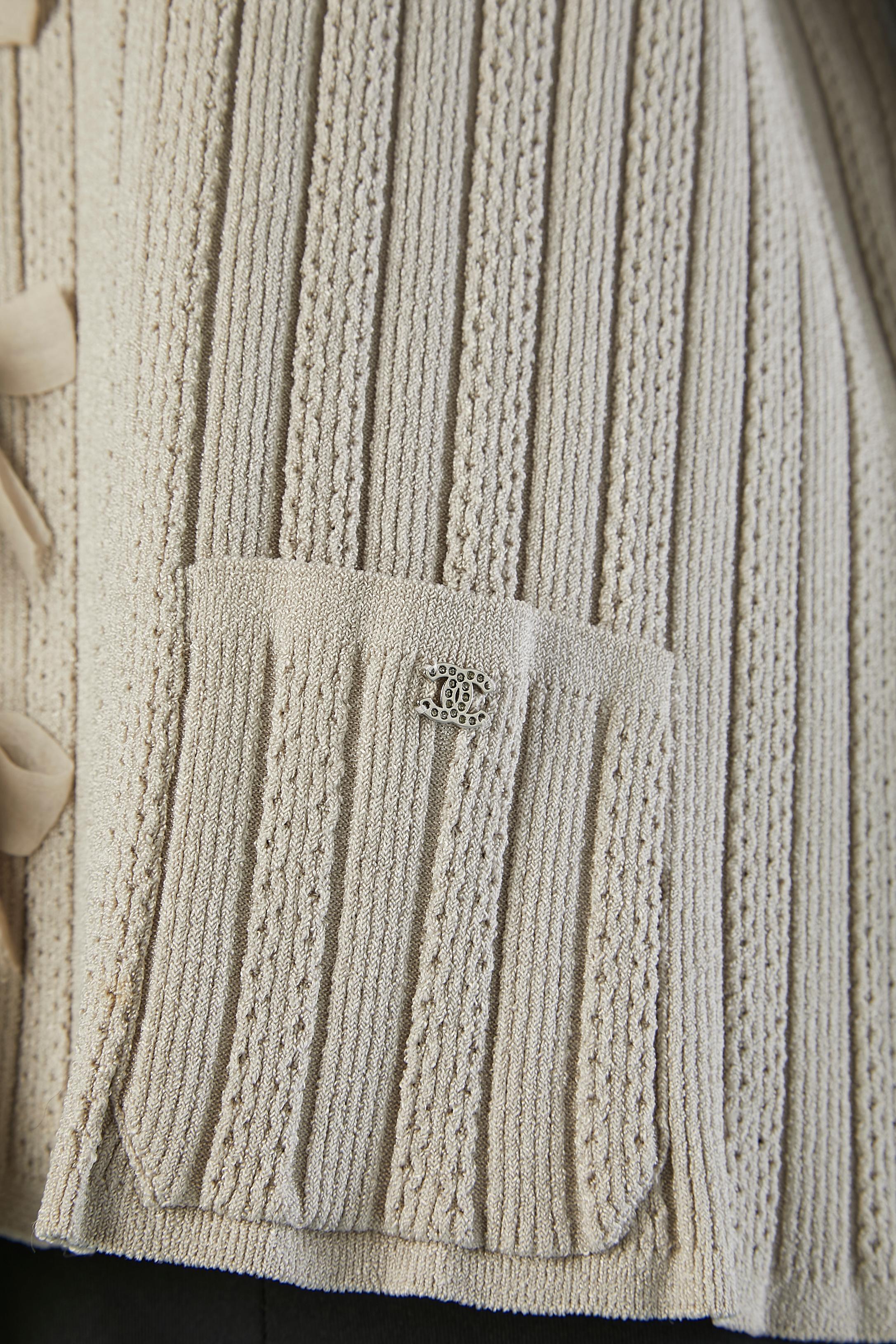 Pull en rayonne gris avec nœud en organza de soie au milieu du devant Chanel Excellent état - En vente à Saint-Ouen-Sur-Seine, FR
