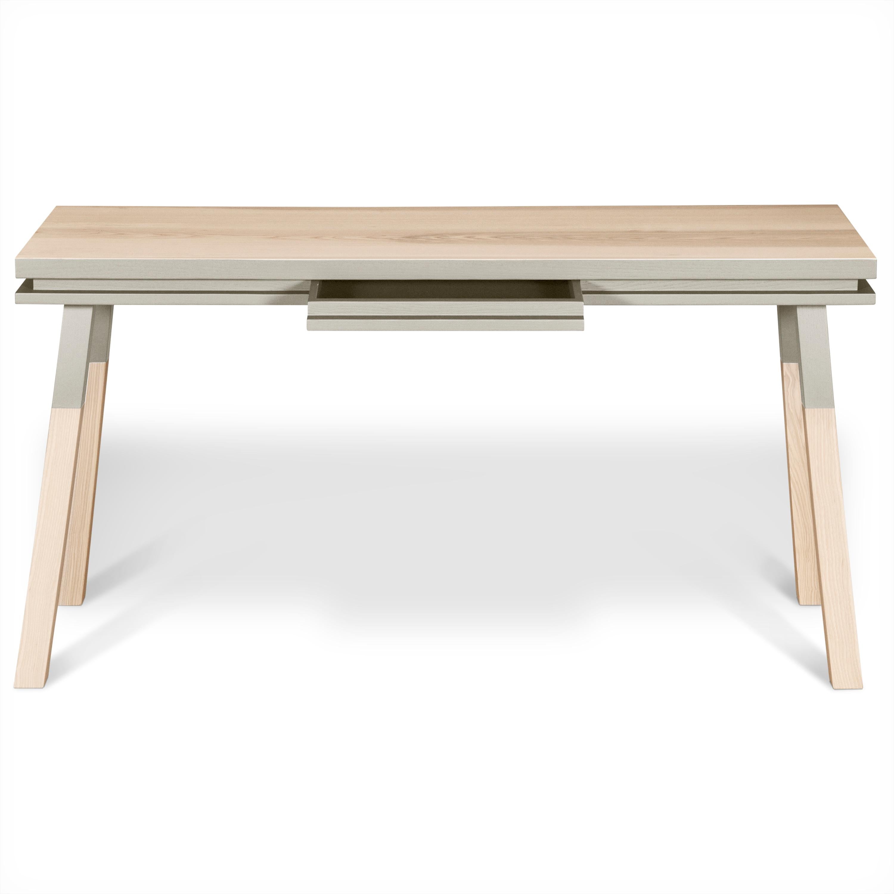 Grauer Tisch aus Massivholz, skandinavisches Design von E. Gizard, Paris - craft made (Handgefertigt) im Angebot