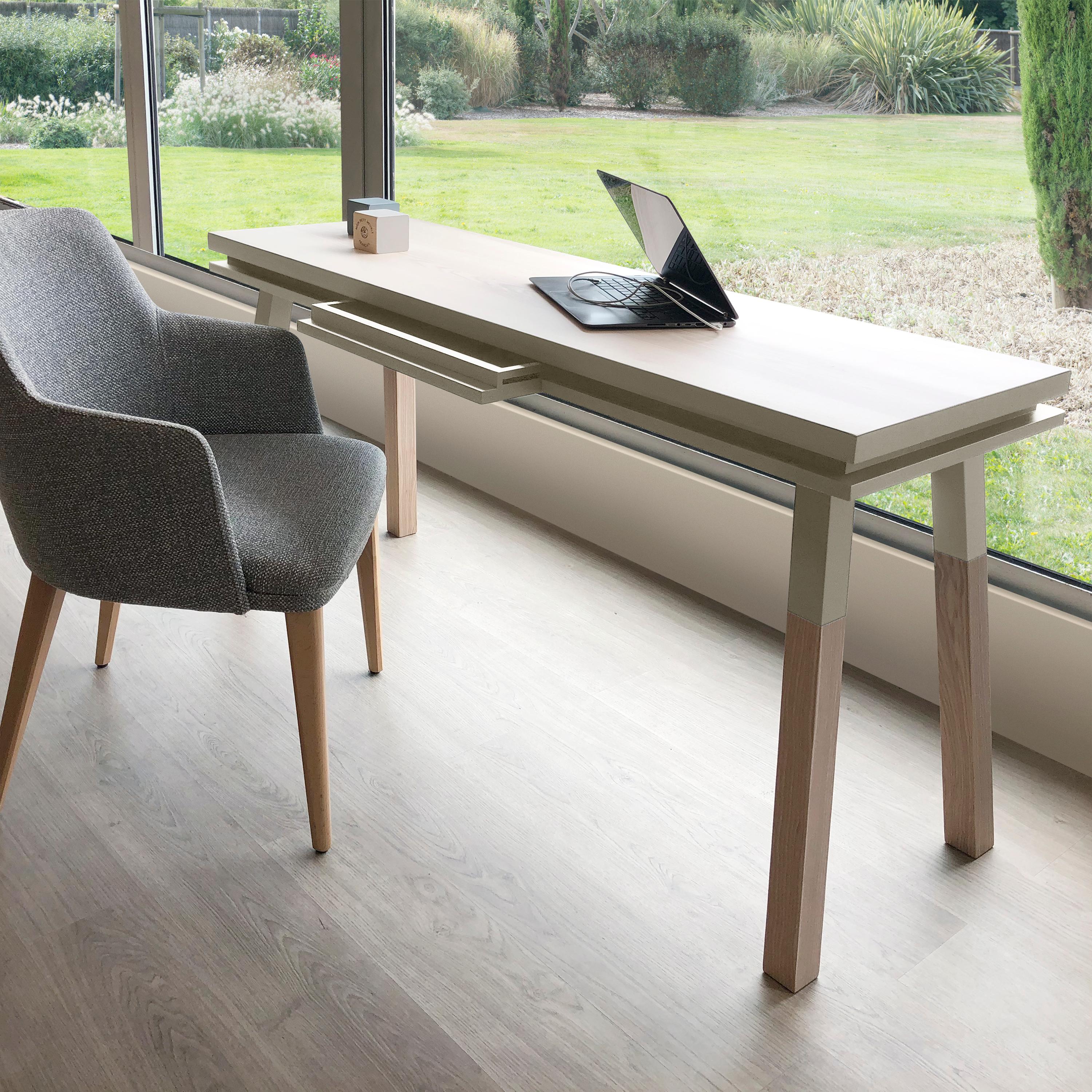 Grauer Tisch aus Massivholz, skandinavisches Design von E. Gizard, Paris - craft made (Französisch) im Angebot
