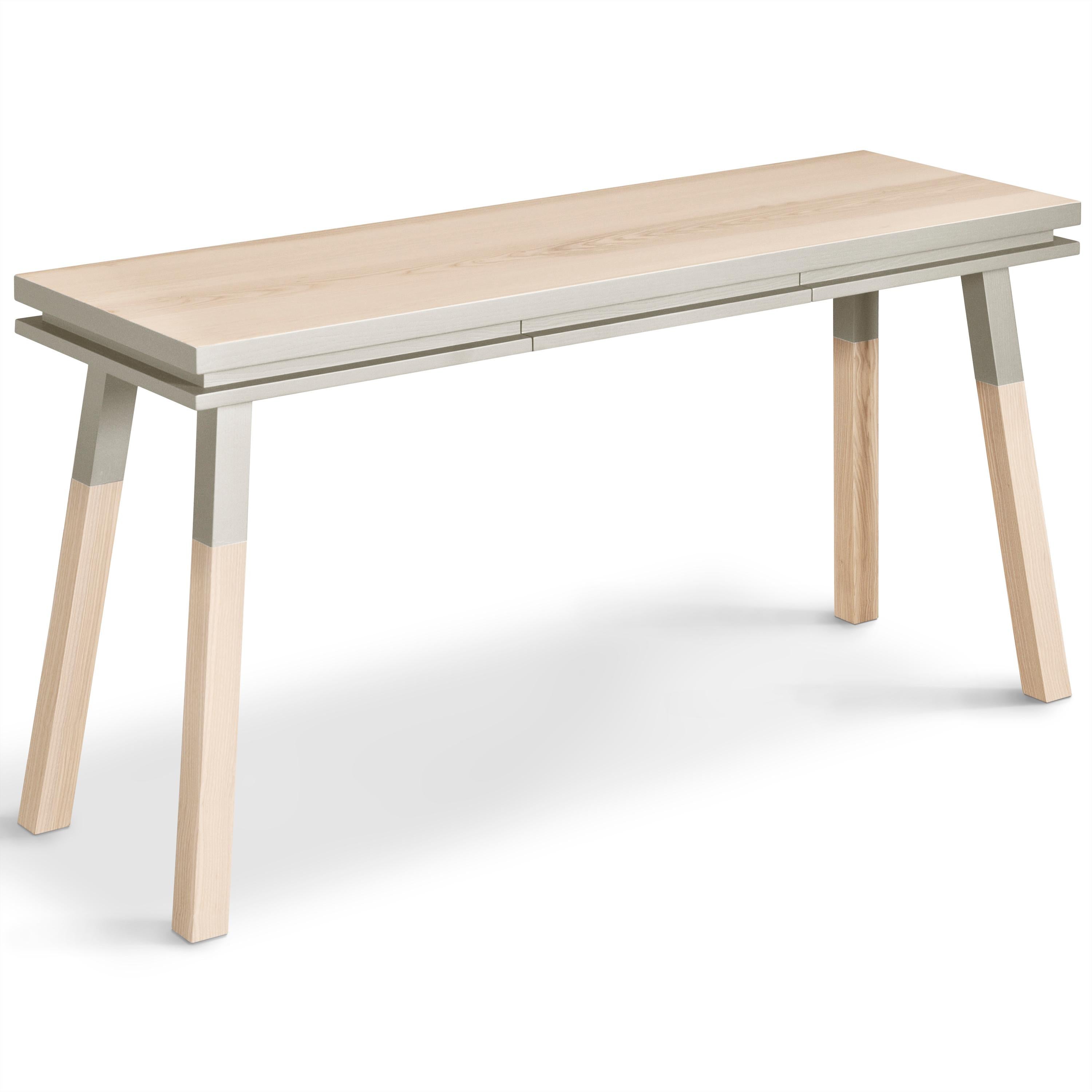 Grauer Tisch aus Massivholz, skandinavisches Design von E. Gizard, Paris - craft made im Zustand „Neu“ im Angebot in Landivy, FR