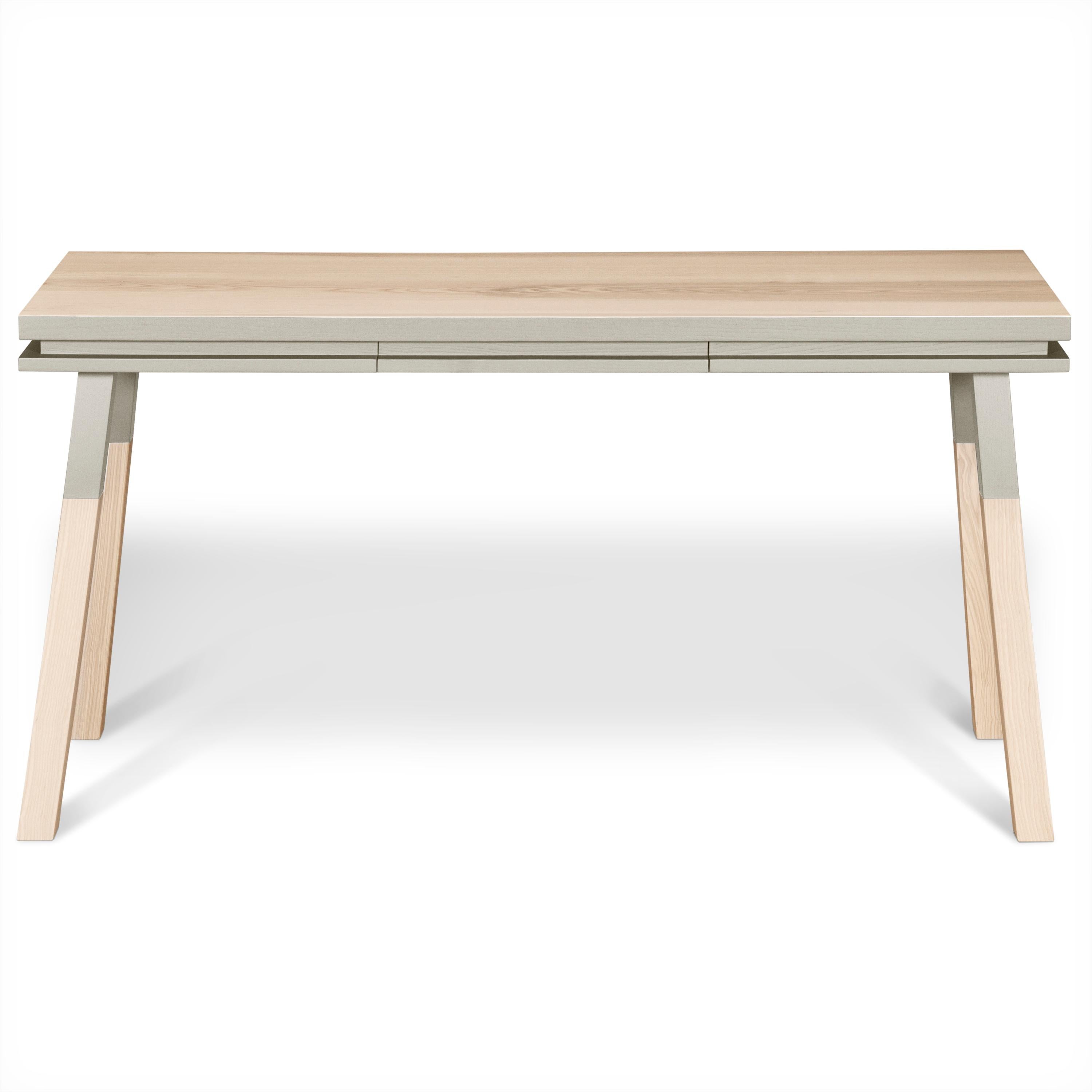 Grauer Tisch aus Massivholz, skandinavisches Design von E. Gizard, Paris - craft made im Angebot 1