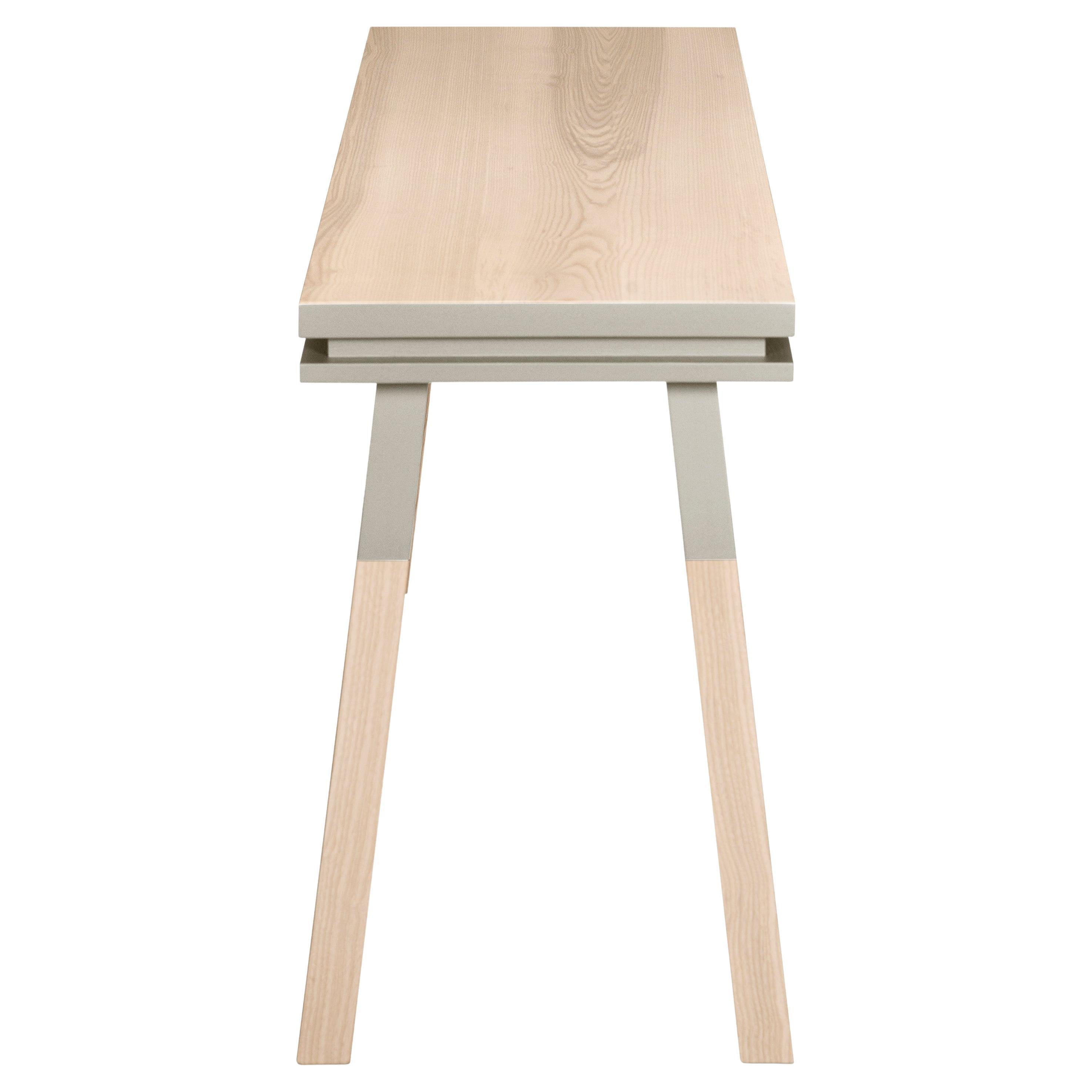 Table grise en bois massif, design scandinave par E. Gizard, Paris - fabrication artisanale