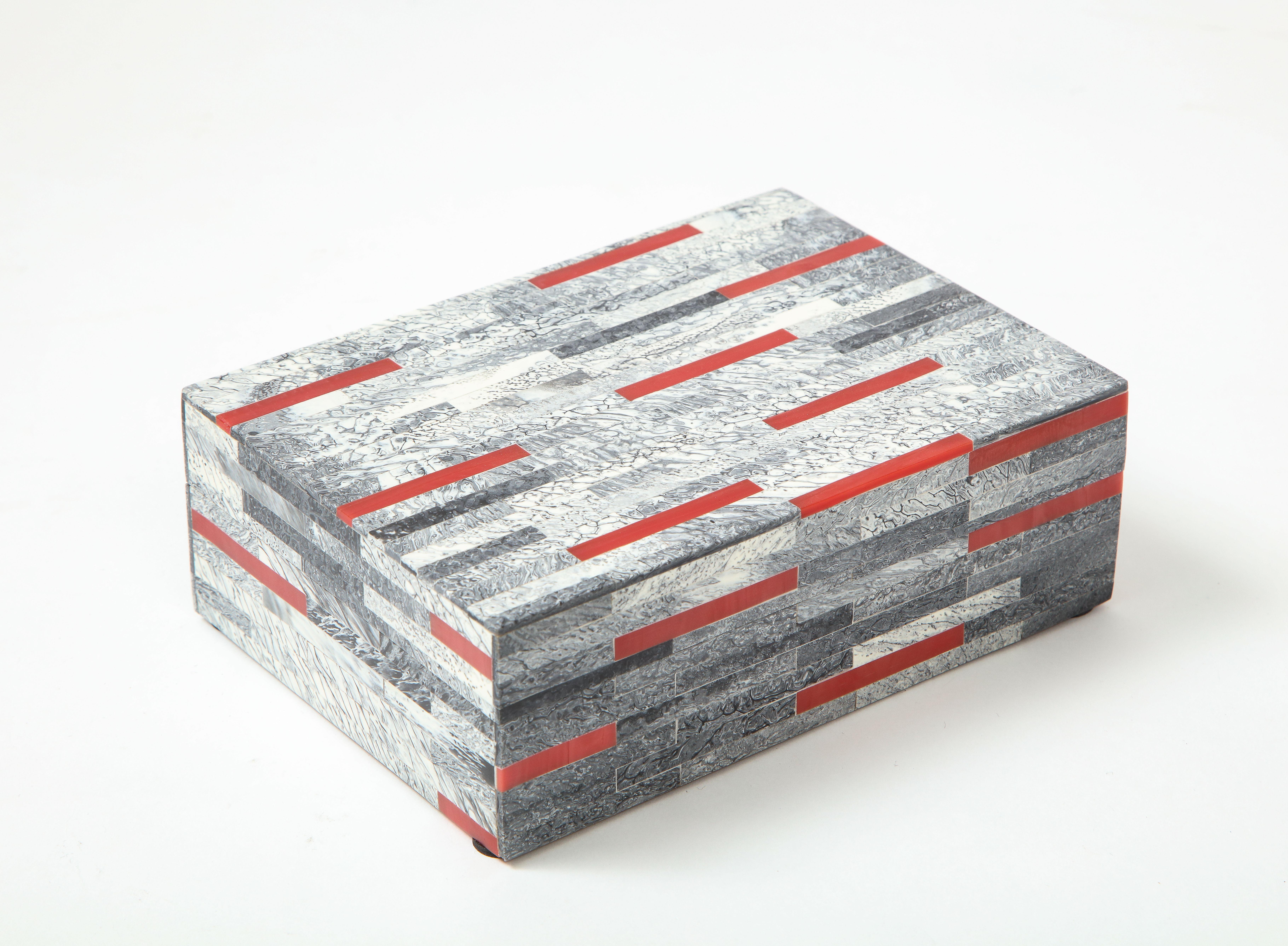 Handgefertigte Andenken-/Schreibtischbox mit handgeschnittenen und polierten grauen und roten Knochenfliesen auf einer Holzbox.