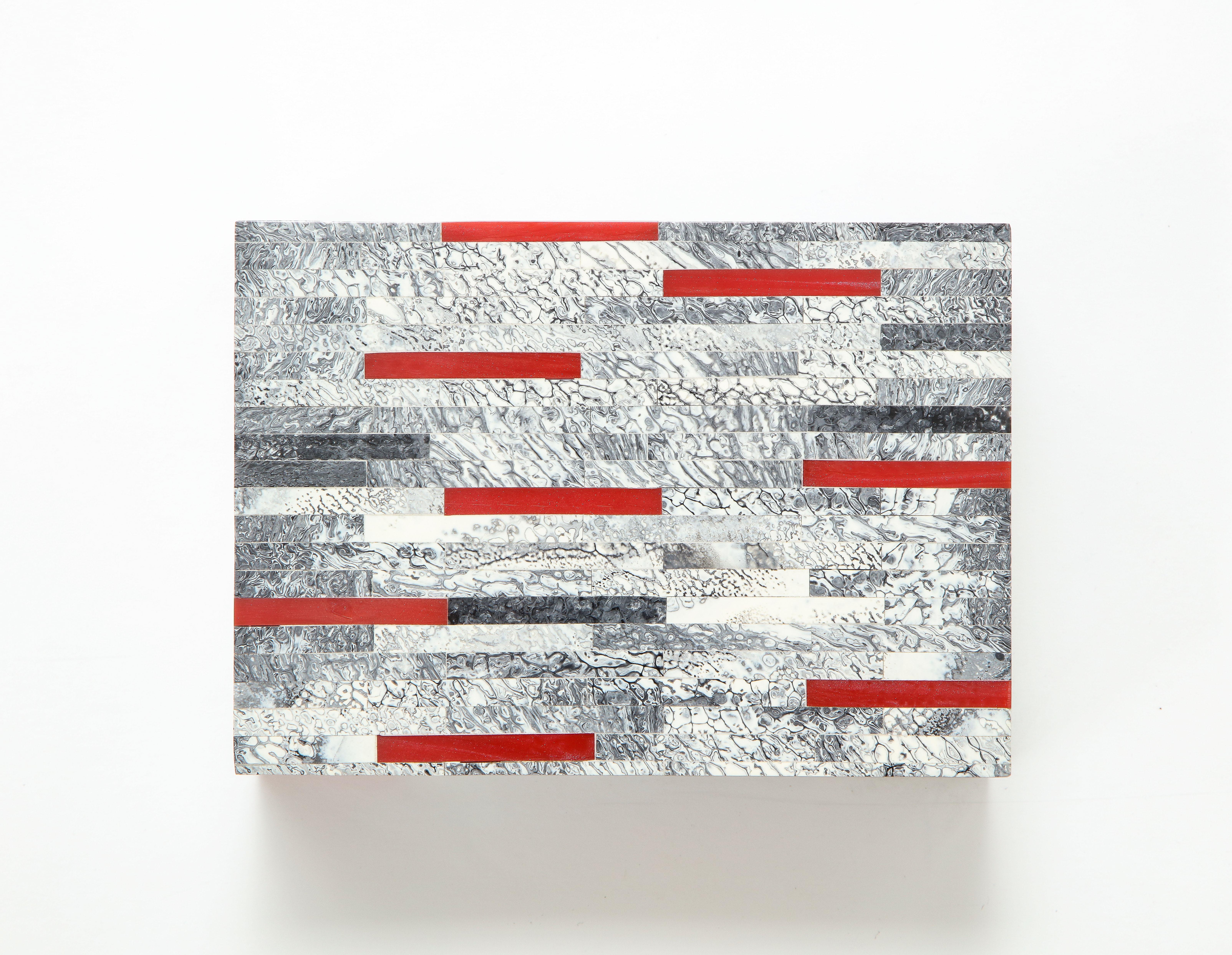 Gris, Caja de Hueso Rojo en Excelente estado para la venta en New York, NY