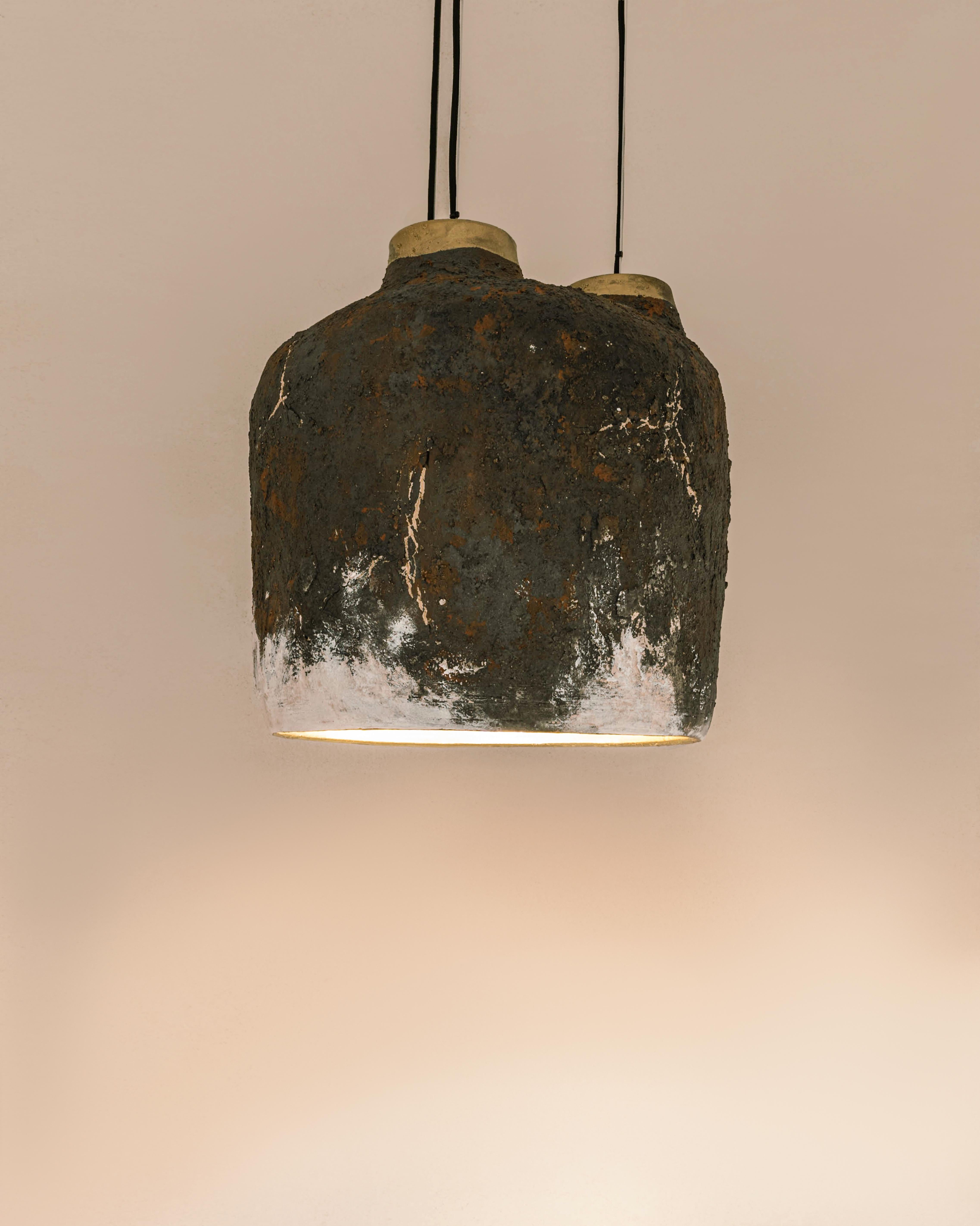 Ucraino Ciondolo in crosta di ceramica grigio/rossa con finitura interiore argento/oro in vendita