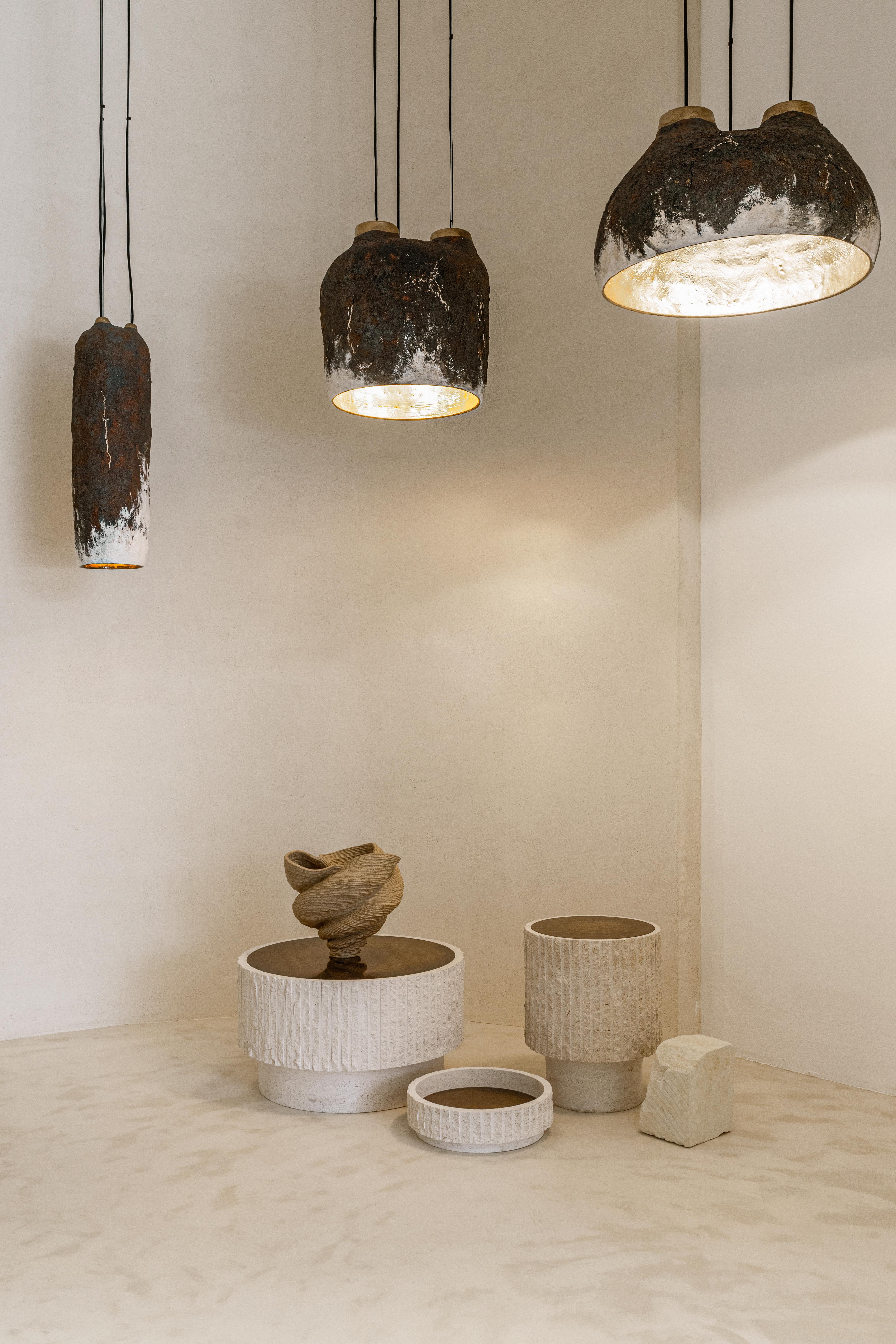 XXI secolo e contemporaneo Ciondolo in crosta di ceramica grigio/rossa con finitura interiore argento/oro in vendita