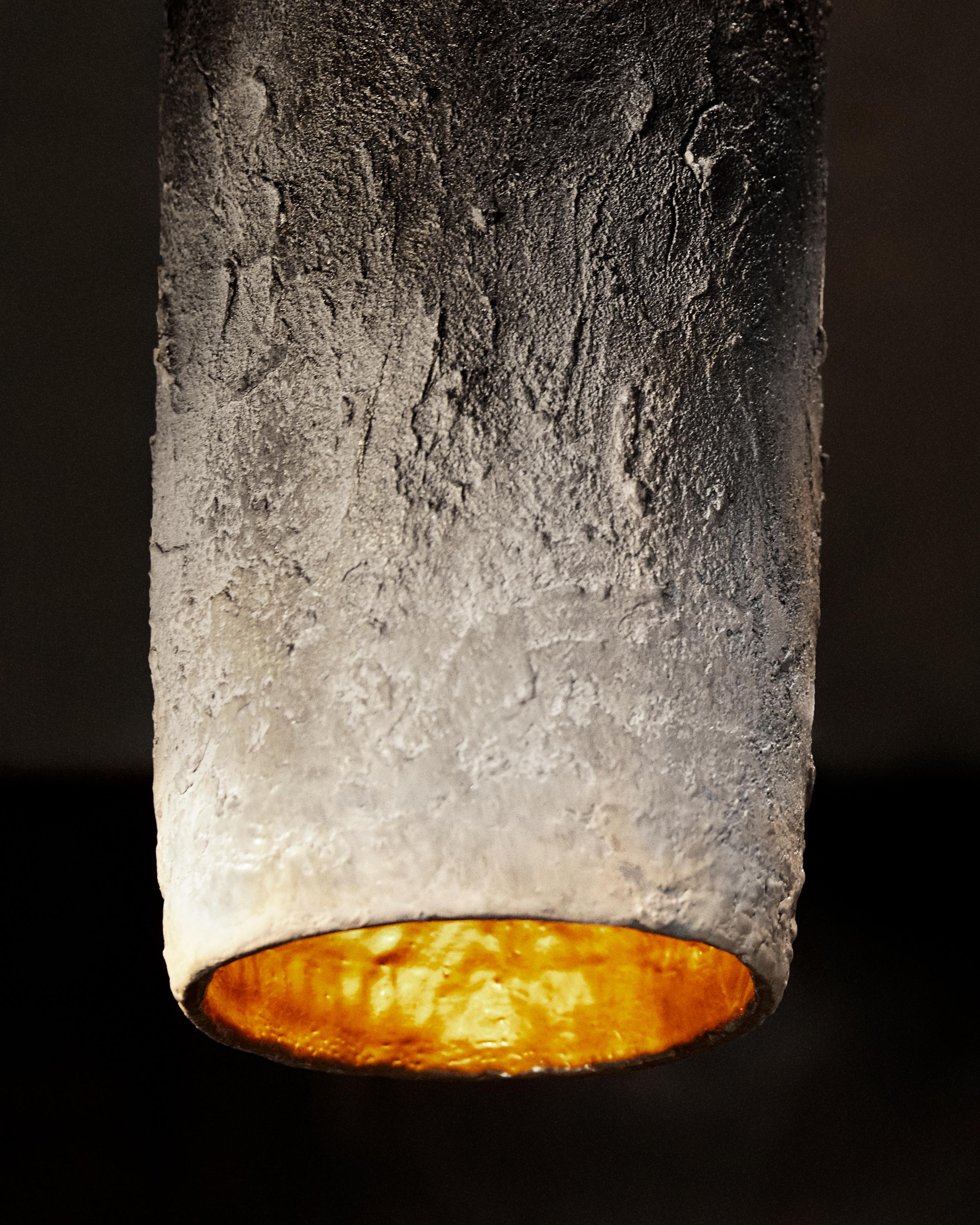 Ceramica Ciondolo in crosta di ceramica grigio/rossa con finitura interiore argento/oro in vendita