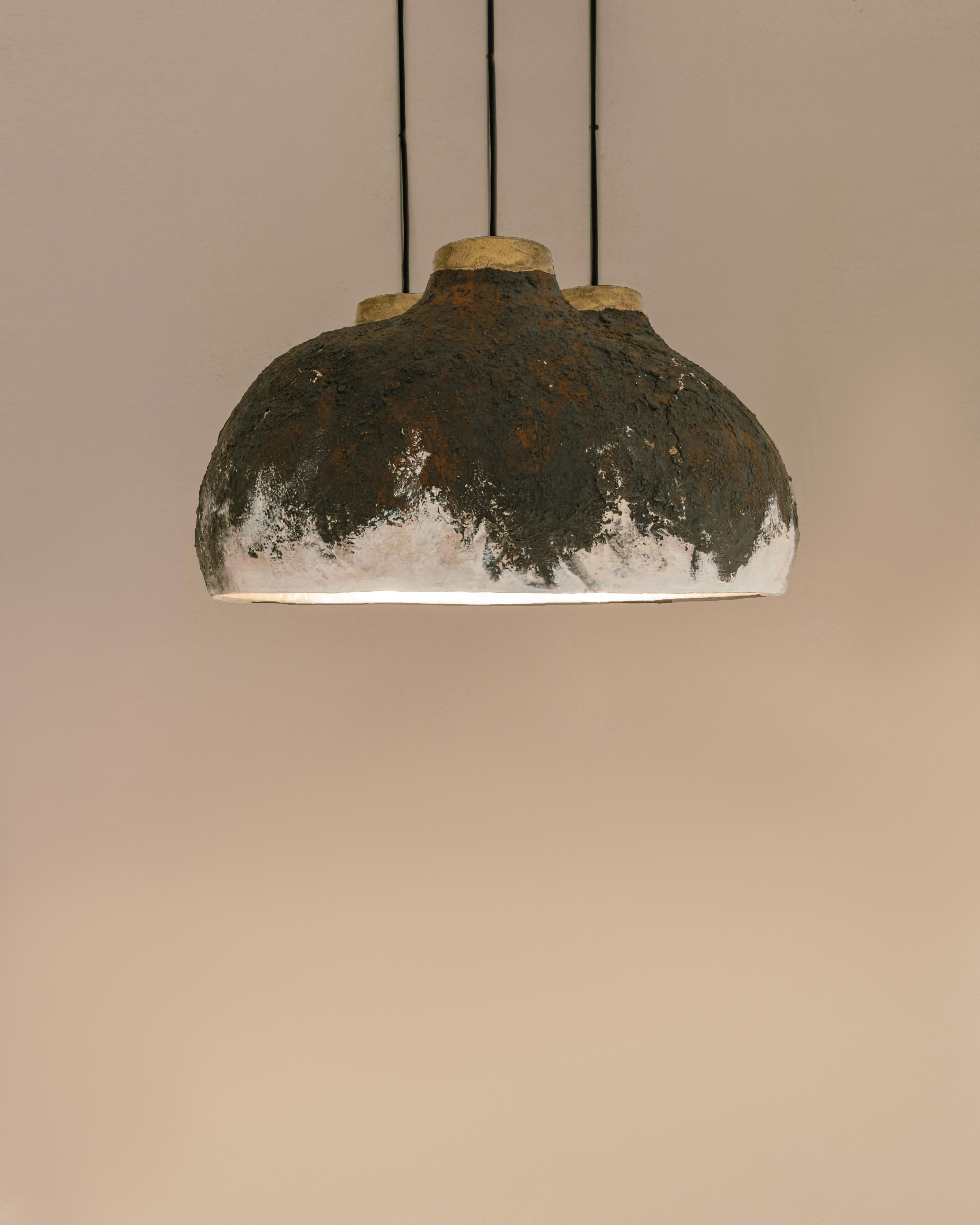 Ciondolo in crosta di ceramica grigio/rossa con finitura interiore argento/oro in vendita 1