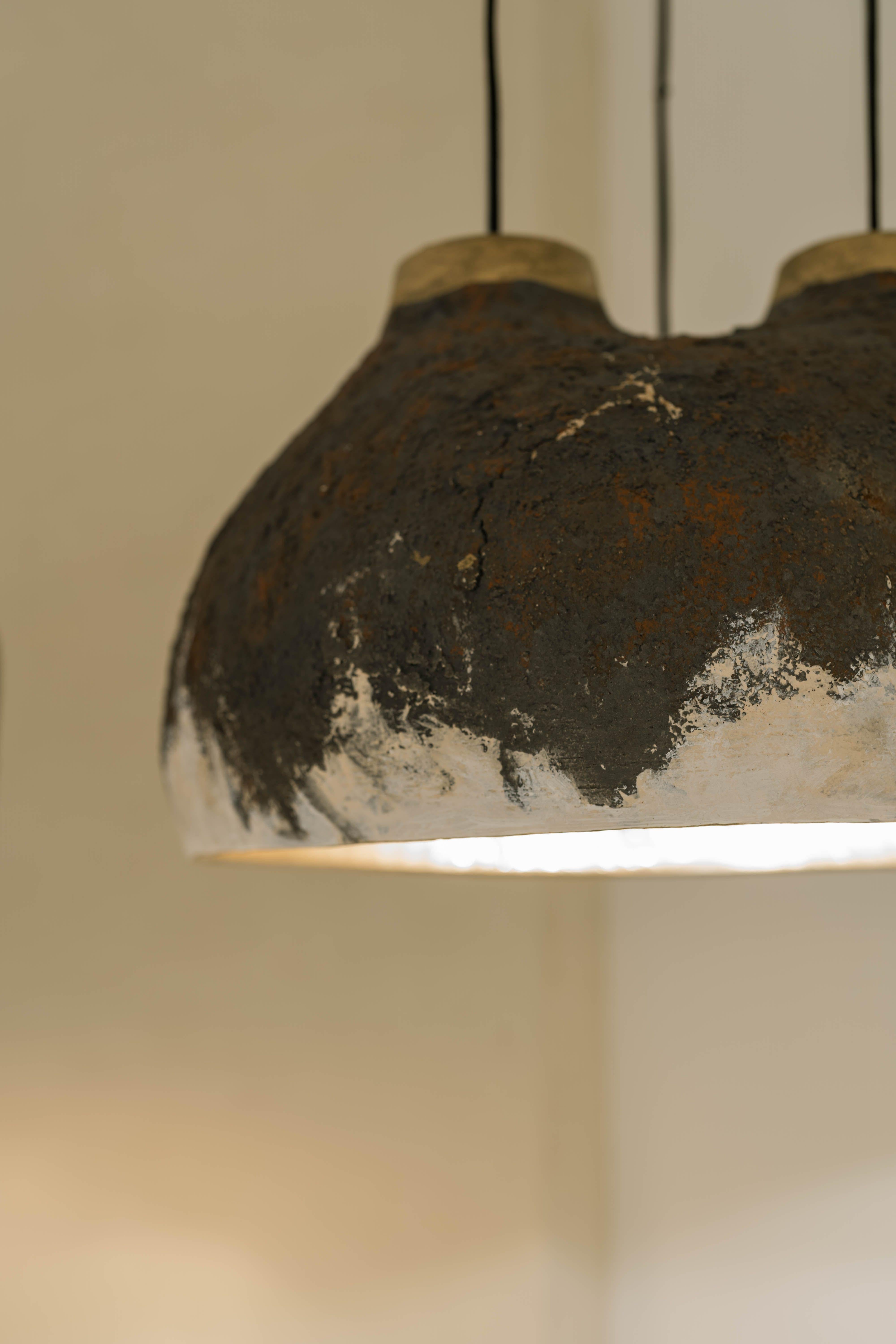 Ciondolo in crosta di ceramica grigio/rossa con finitura interiore argento/oro in vendita 2