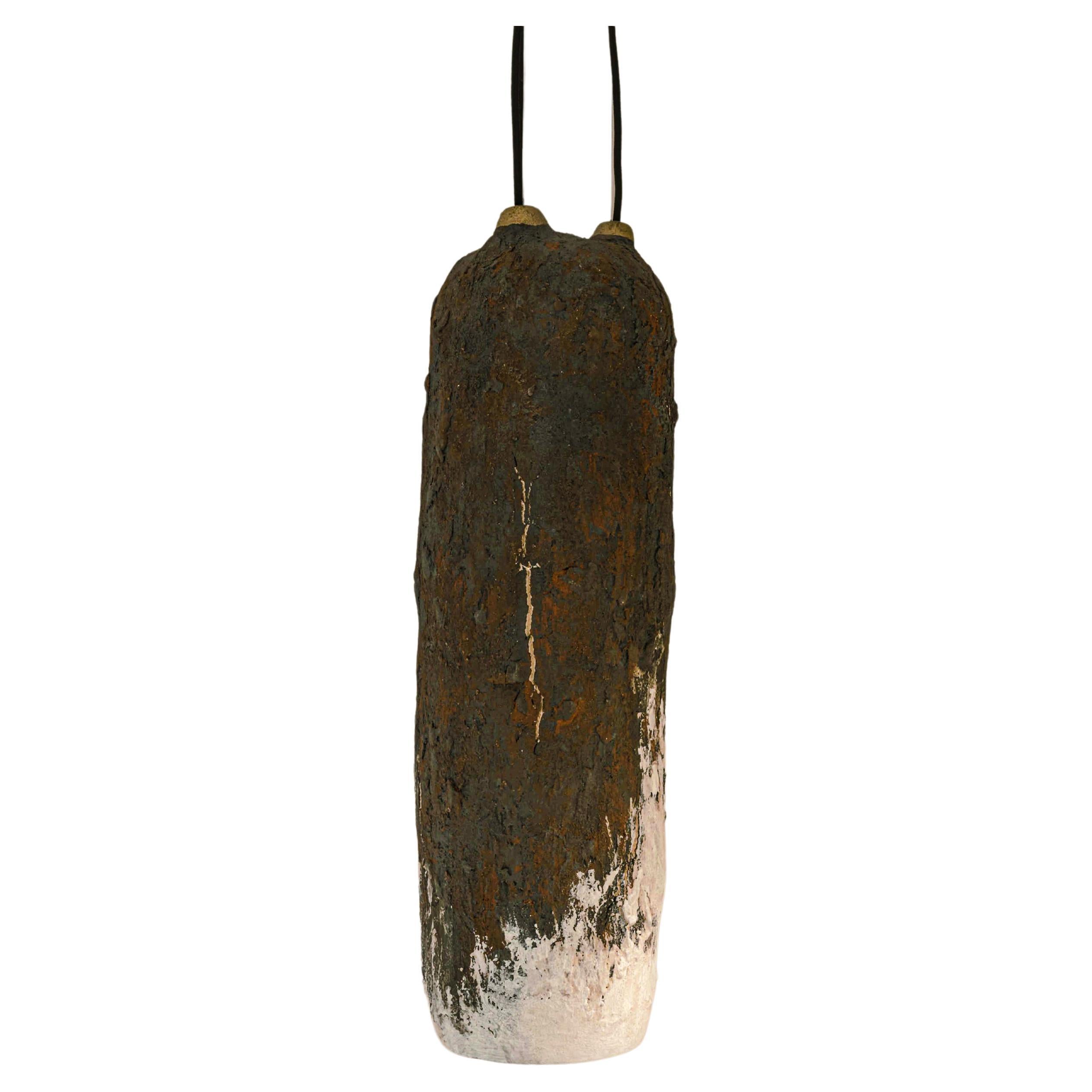 Ciondolo in crosta di ceramica grigio/rossa con finitura interiore argento/oro in vendita