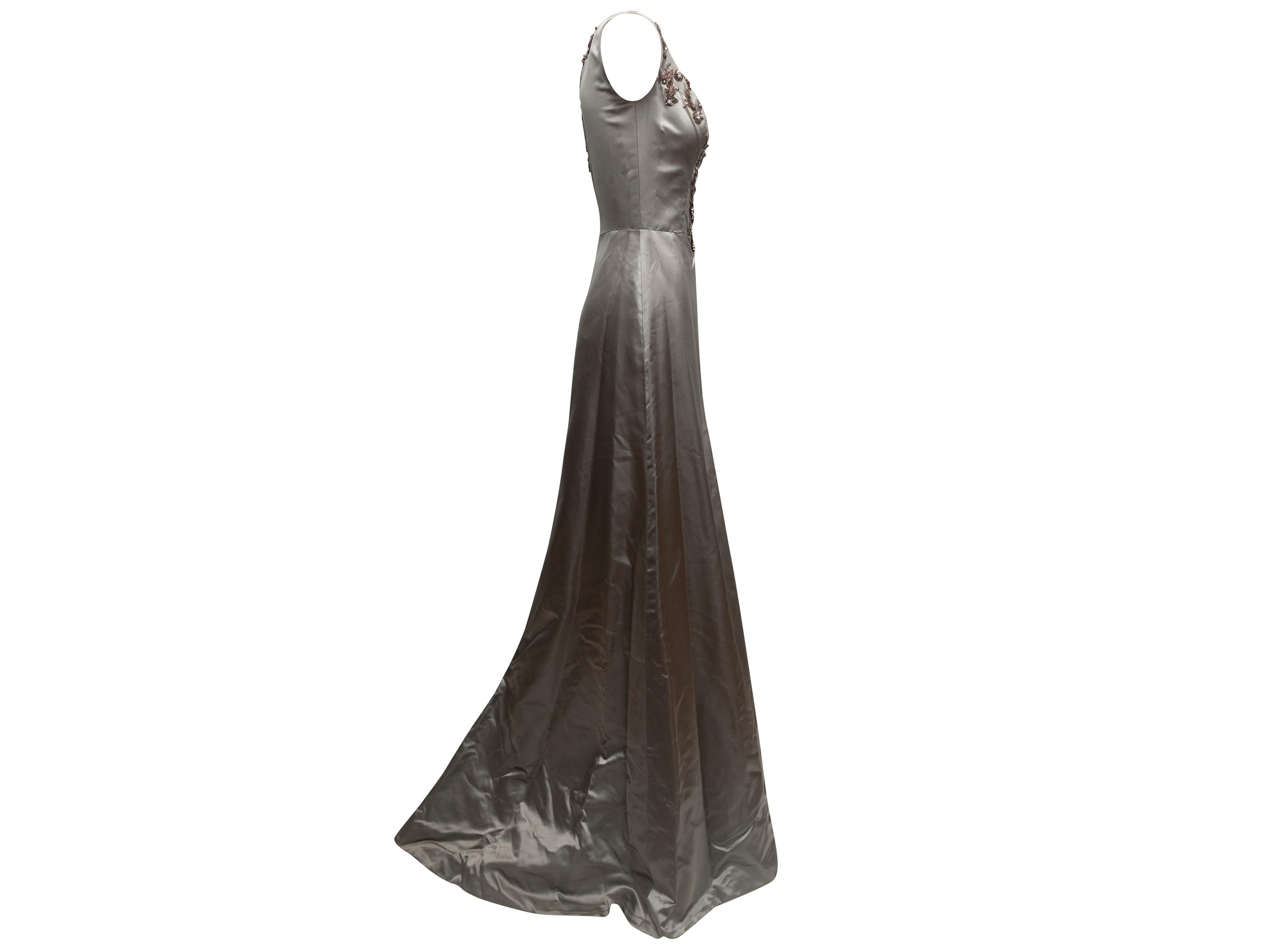 Vestido de noche sin mangas de seda gris de Reem Acra. Escote redondo. Bordado de cuentas y cristales en el escote delantero y trasero. Cierre con cremallera en la espalda. 30