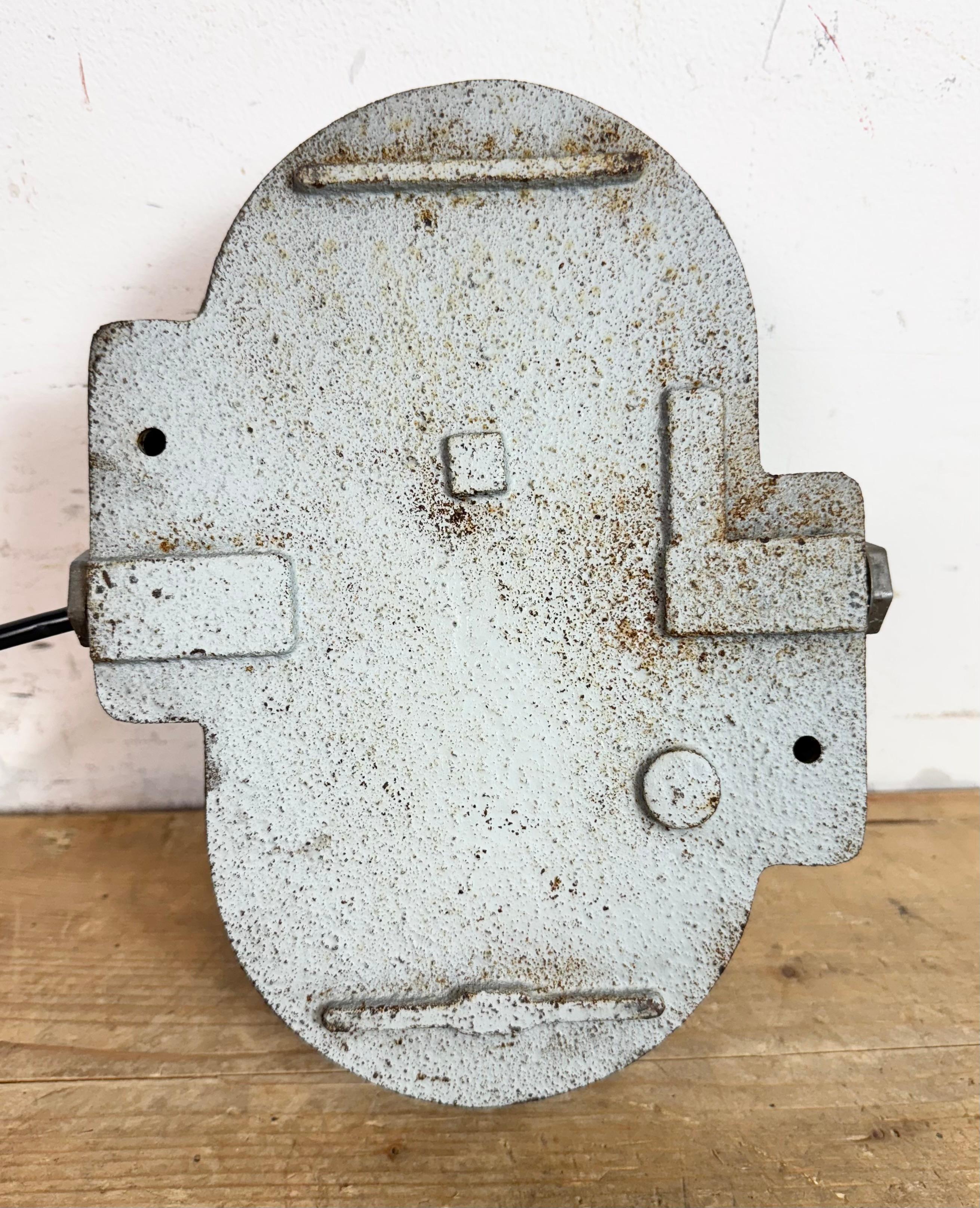 Applique industriale in ghisa grigia e arrugginita di Elektrosvit, anni '60 in vendita 4