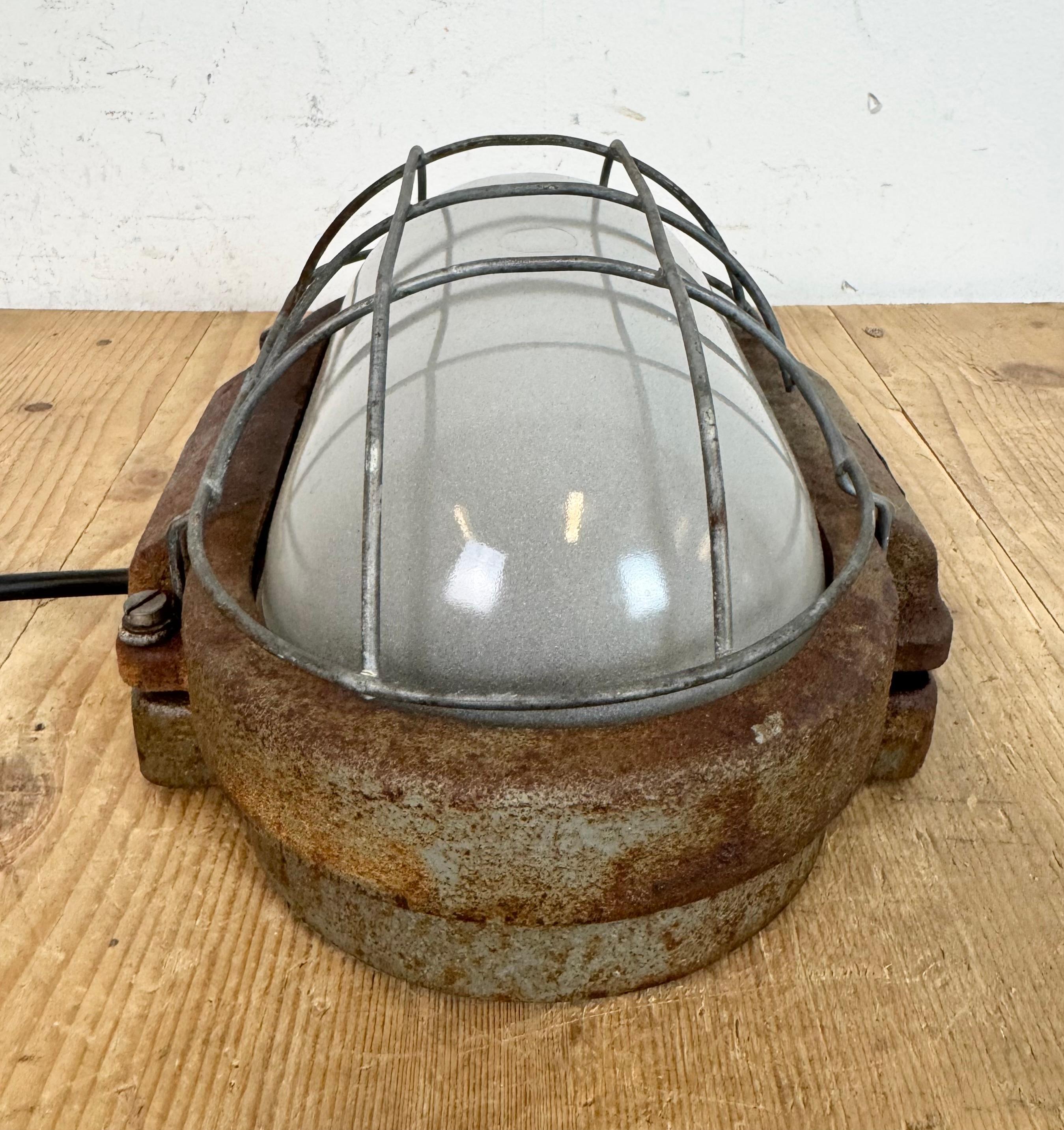 Grey Rusty Industrial Cast Iron Wall Light from Elektrosvit, 1960s For Sale 3