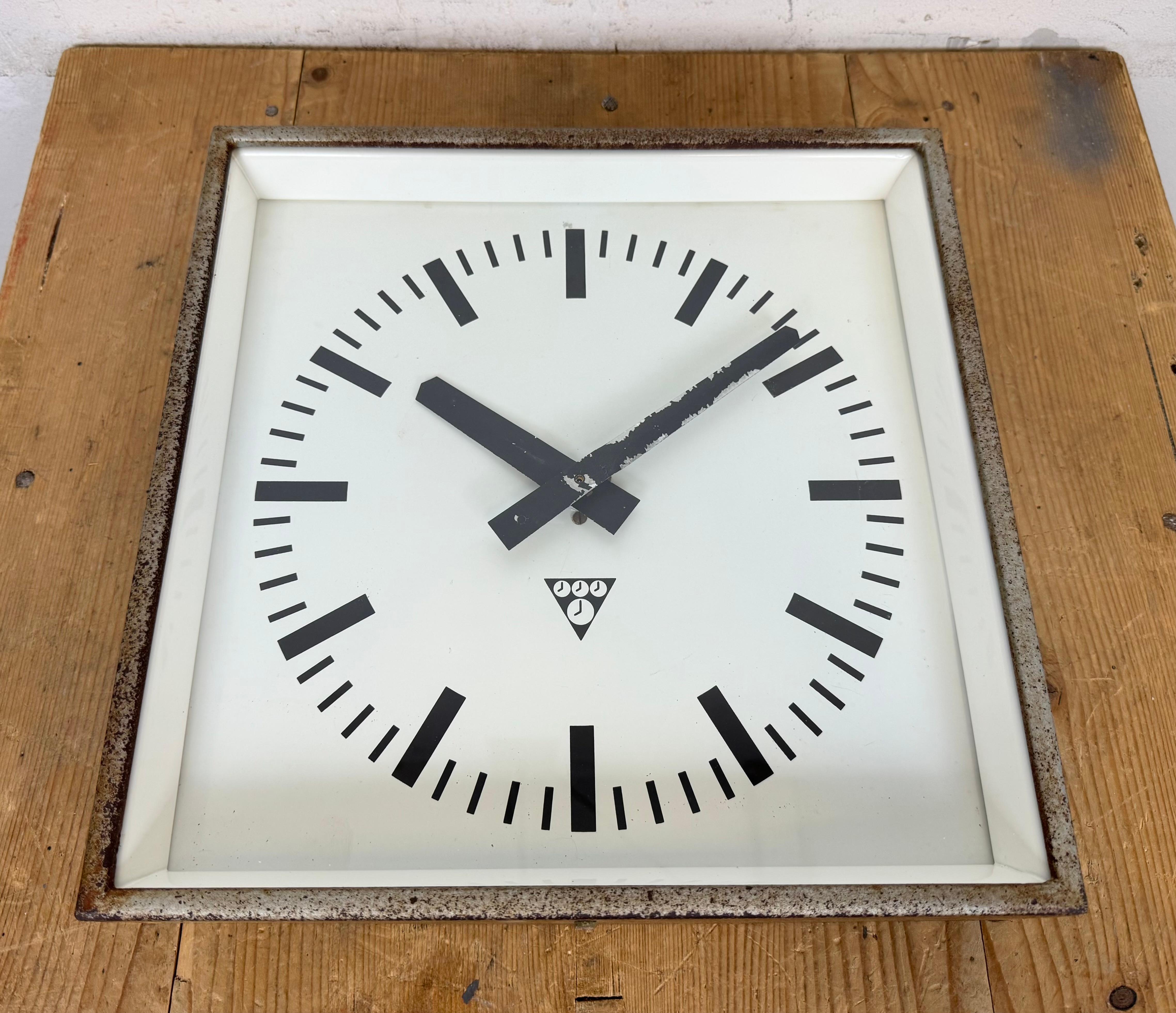 Horloge murale carrée industrielle gris rouille de Pragotron, 1970 en vente 3
