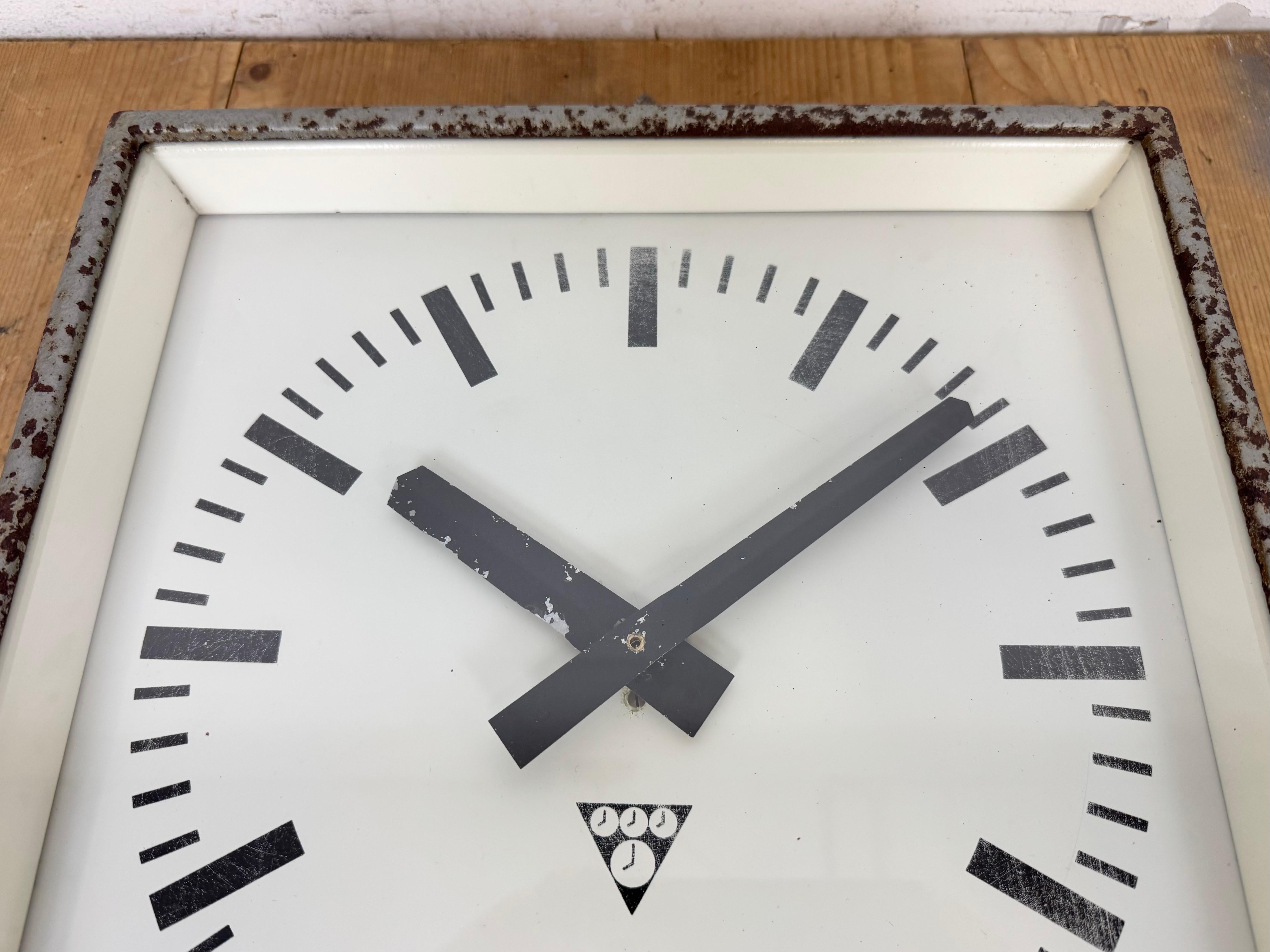 Reloj de pared cuadrado industrial gris oxidado de Pragotron, años 70 en venta 3