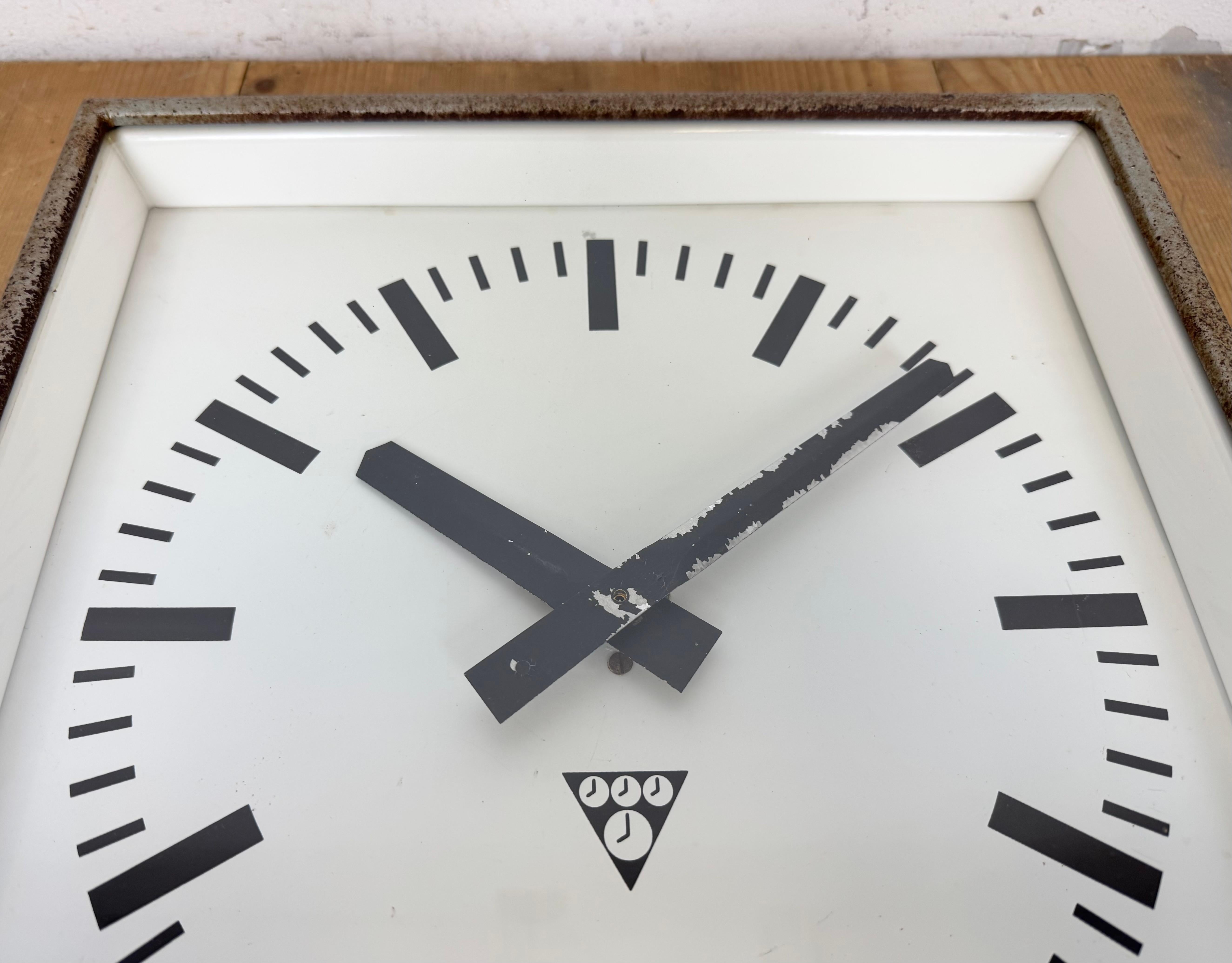 Horloge murale carrée industrielle gris rouille de Pragotron, 1970 en vente 4