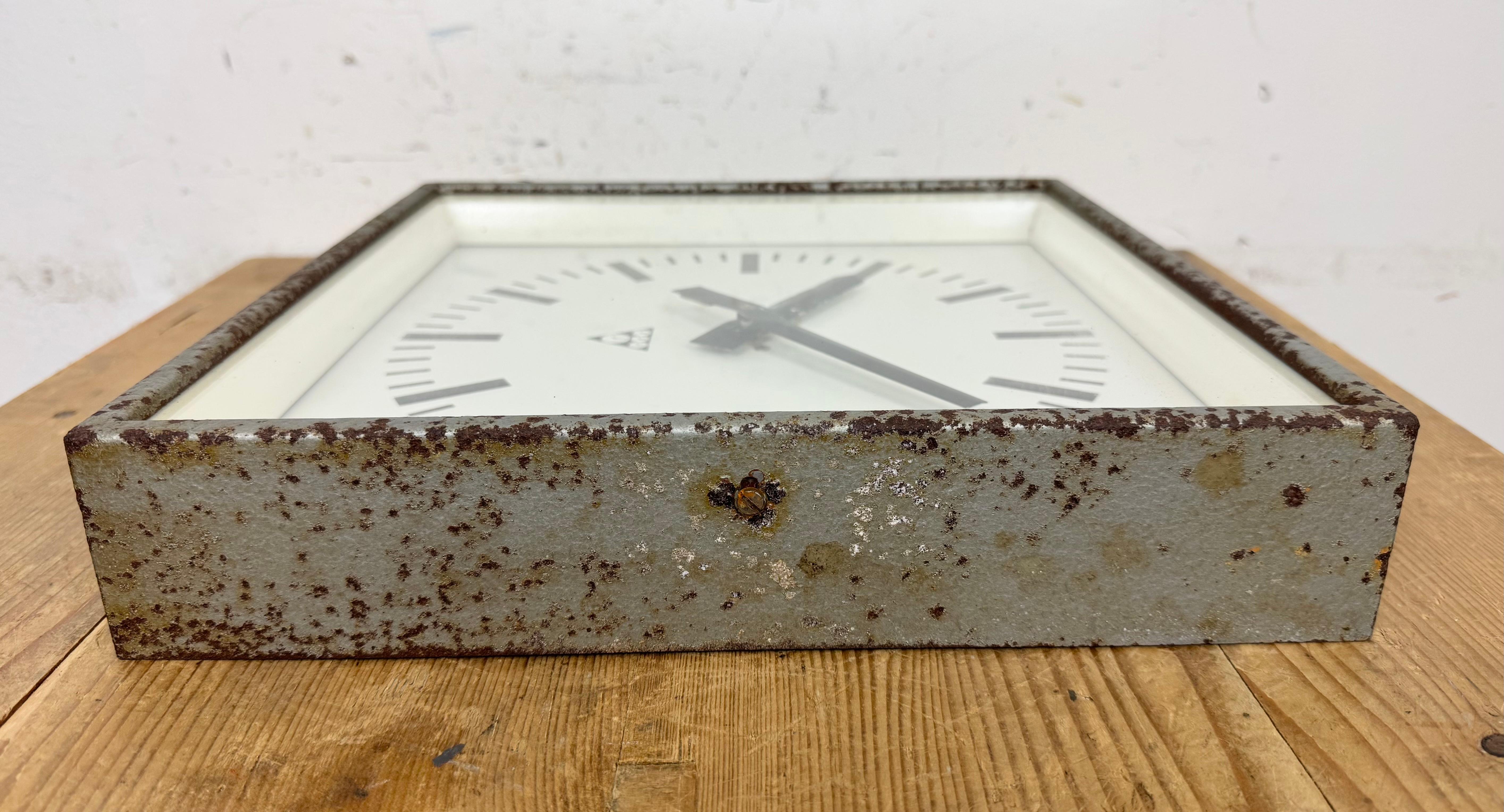 Reloj de pared cuadrado industrial gris oxidado de Pragotron, años 70 en venta 4