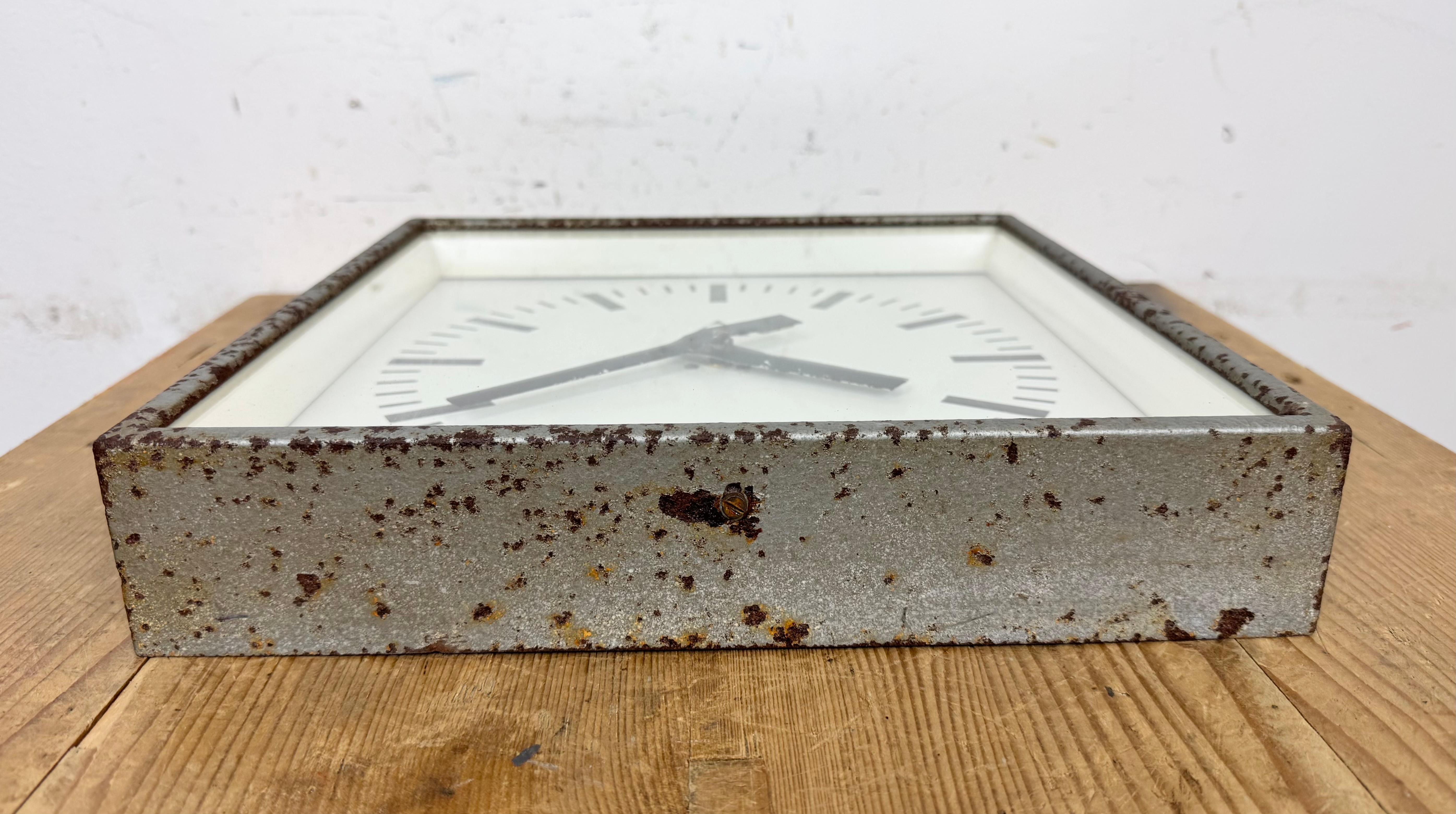 Reloj de pared cuadrado industrial gris oxidado de Pragotron, años 70 en venta 5