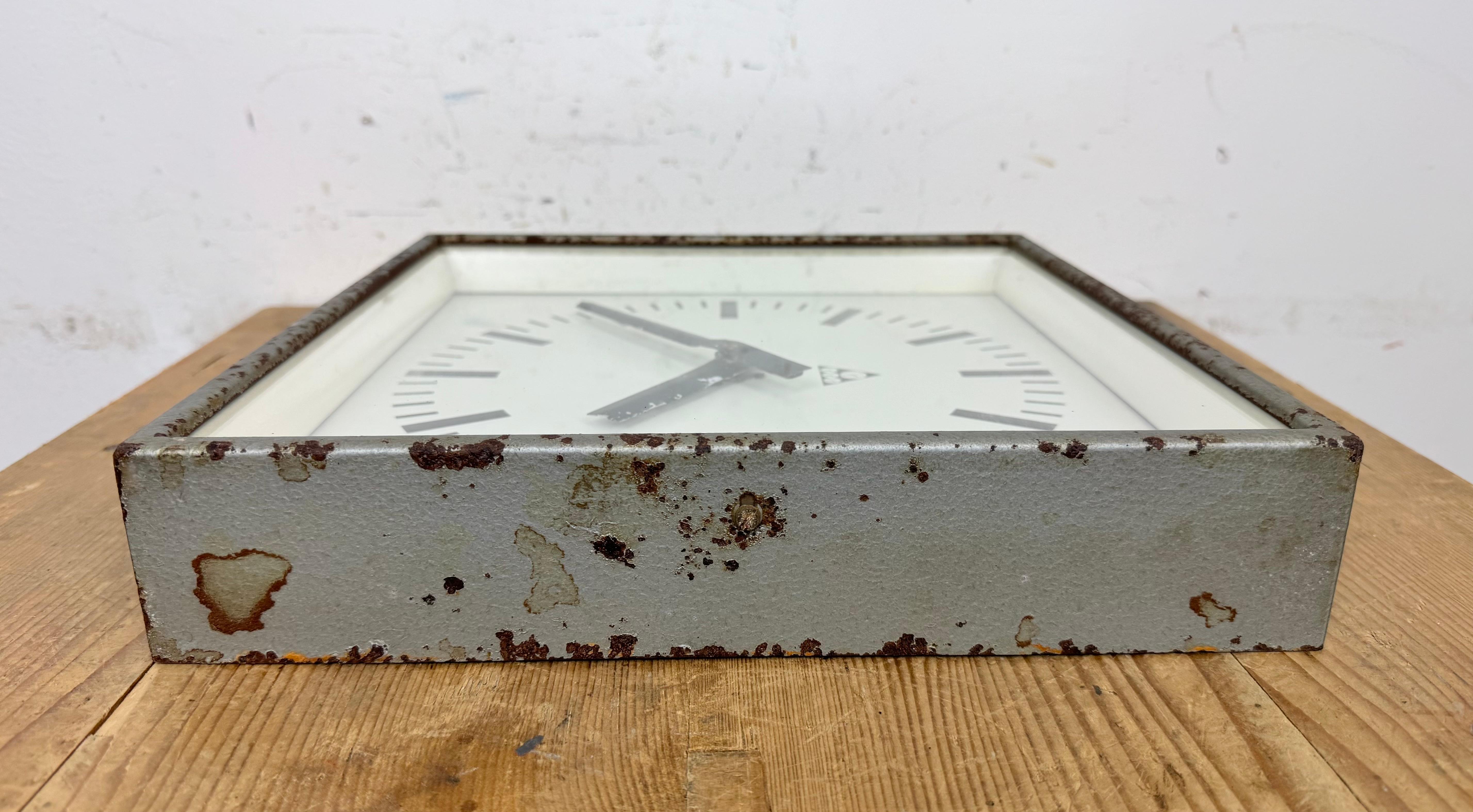 Reloj de pared cuadrado industrial gris oxidado de Pragotron, años 70 en venta 6