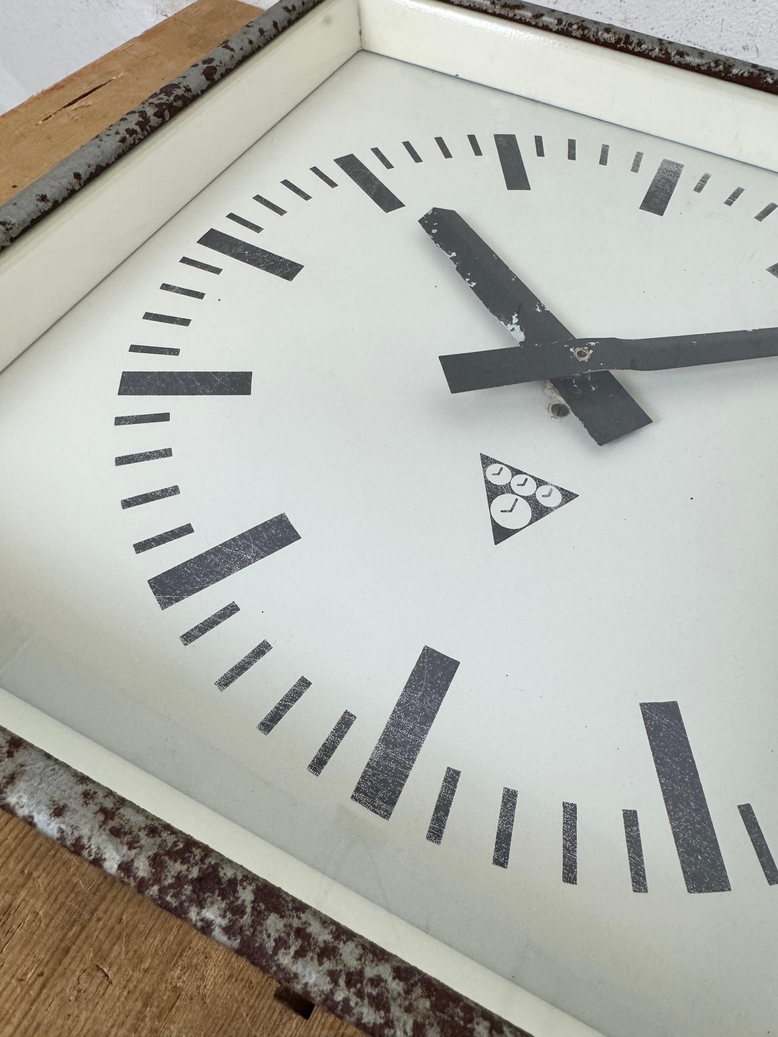 Reloj de pared cuadrado industrial gris oxidado de Pragotron, años 70 en venta 7