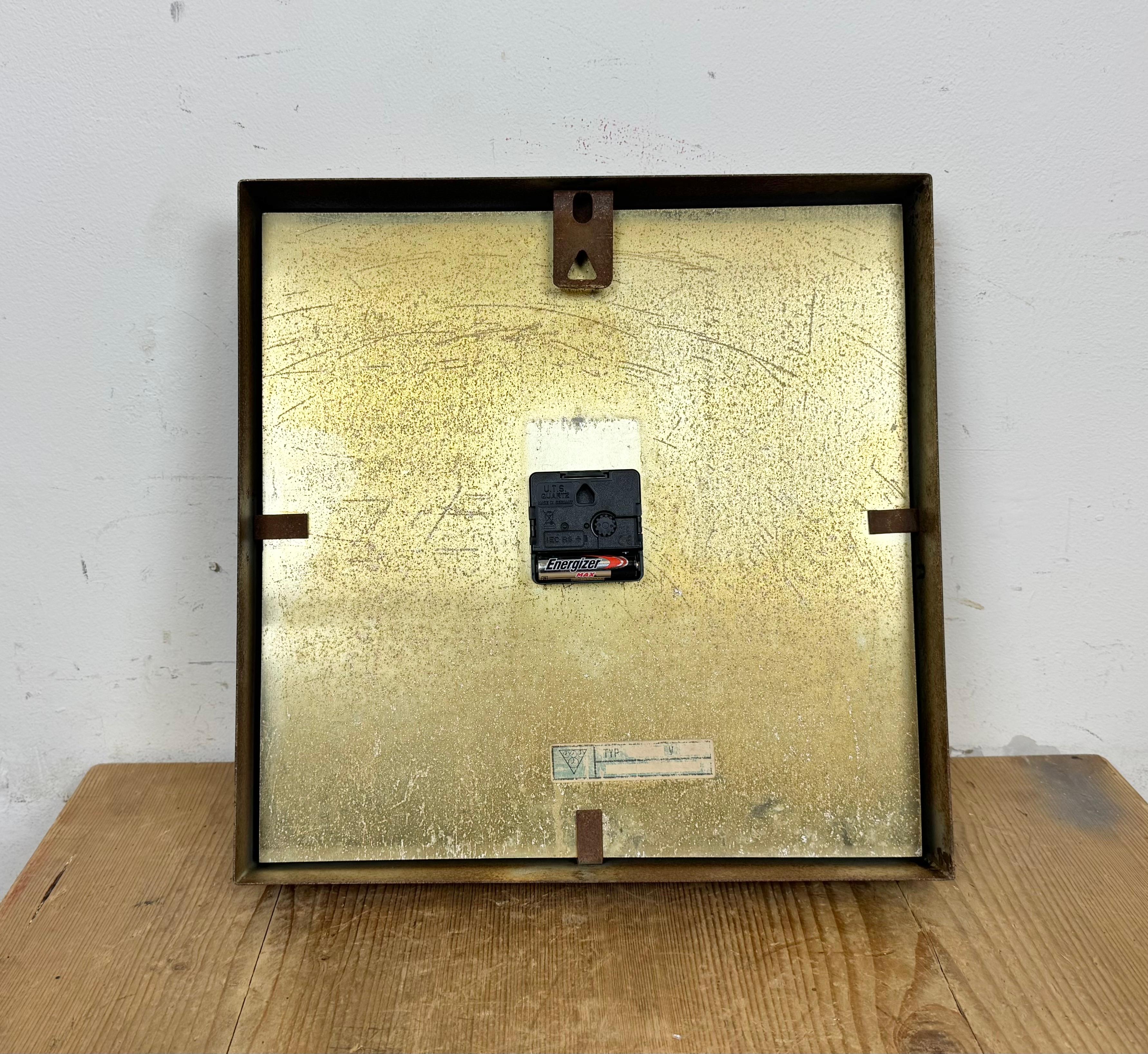 Horloge murale carrée industrielle gris rouille de Pragotron, 1970 en vente 8