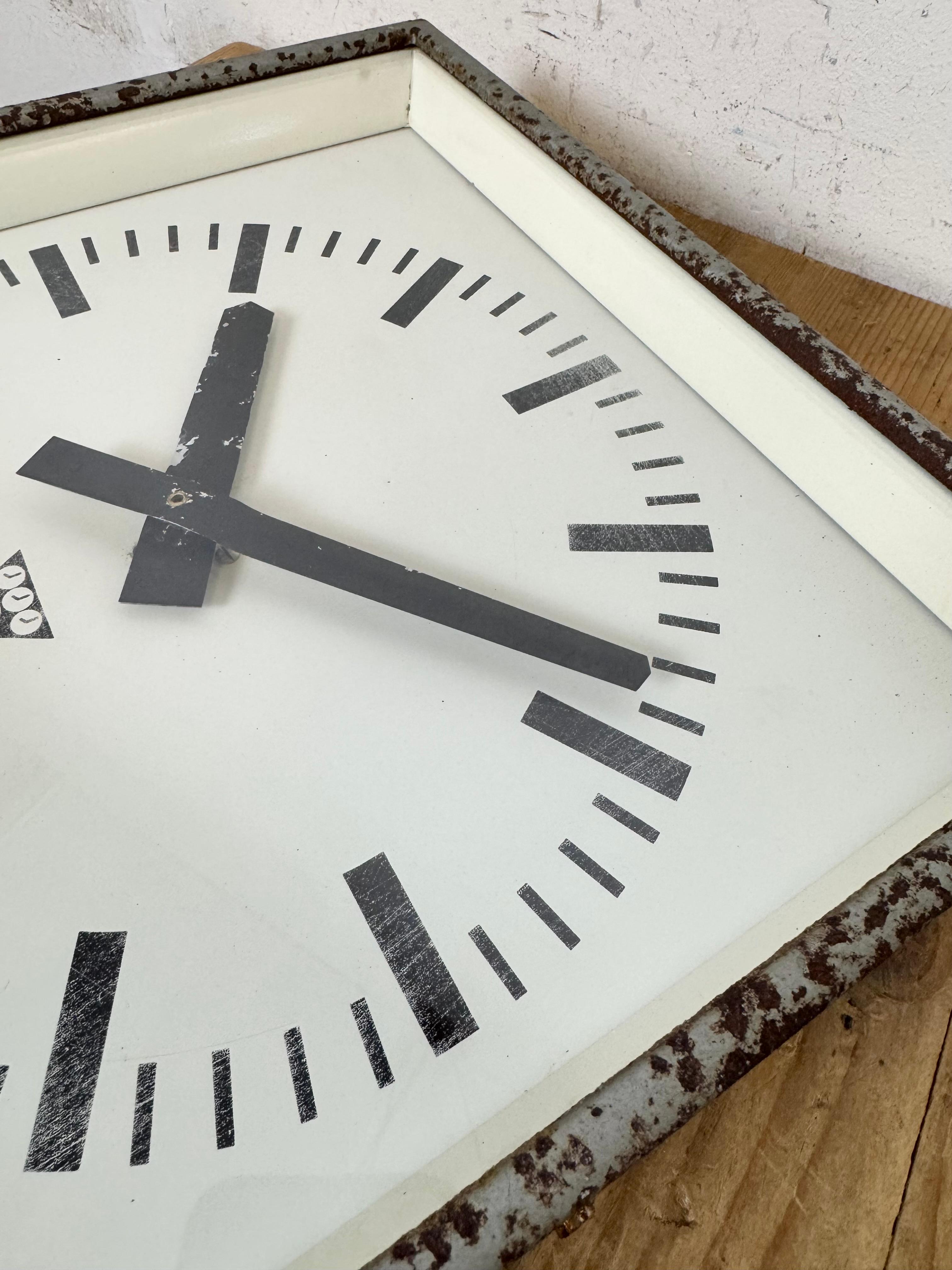 Reloj de pared cuadrado industrial gris oxidado de Pragotron, años 70 en venta 8