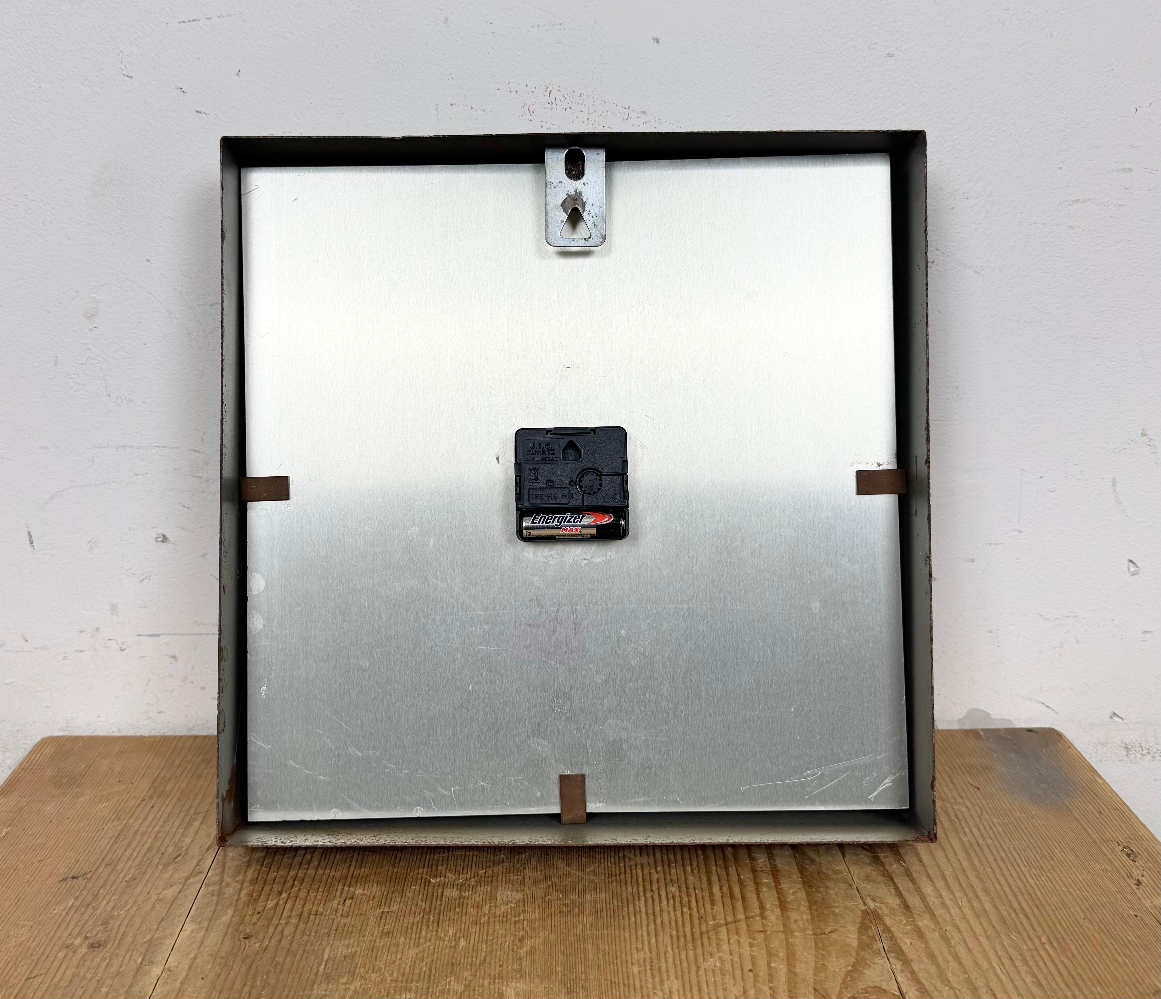 Reloj de pared cuadrado industrial gris oxidado de Pragotron, años 70 en venta 9