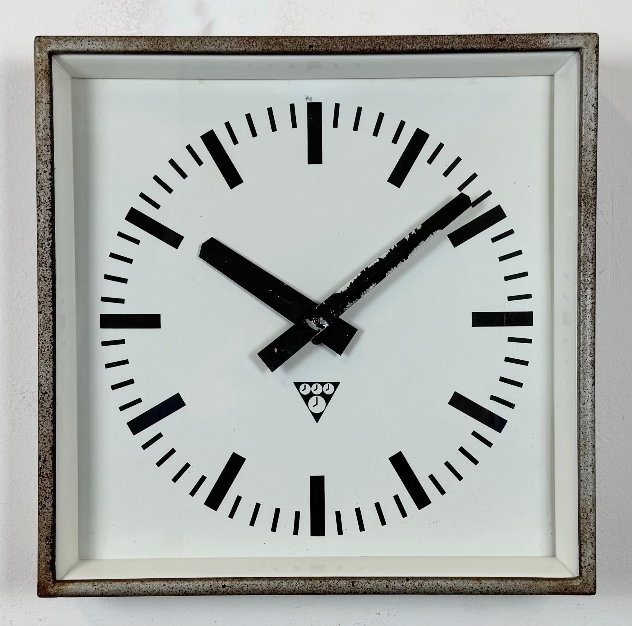 Industriel Horloge murale carrée industrielle gris rouille de Pragotron, 1970 en vente