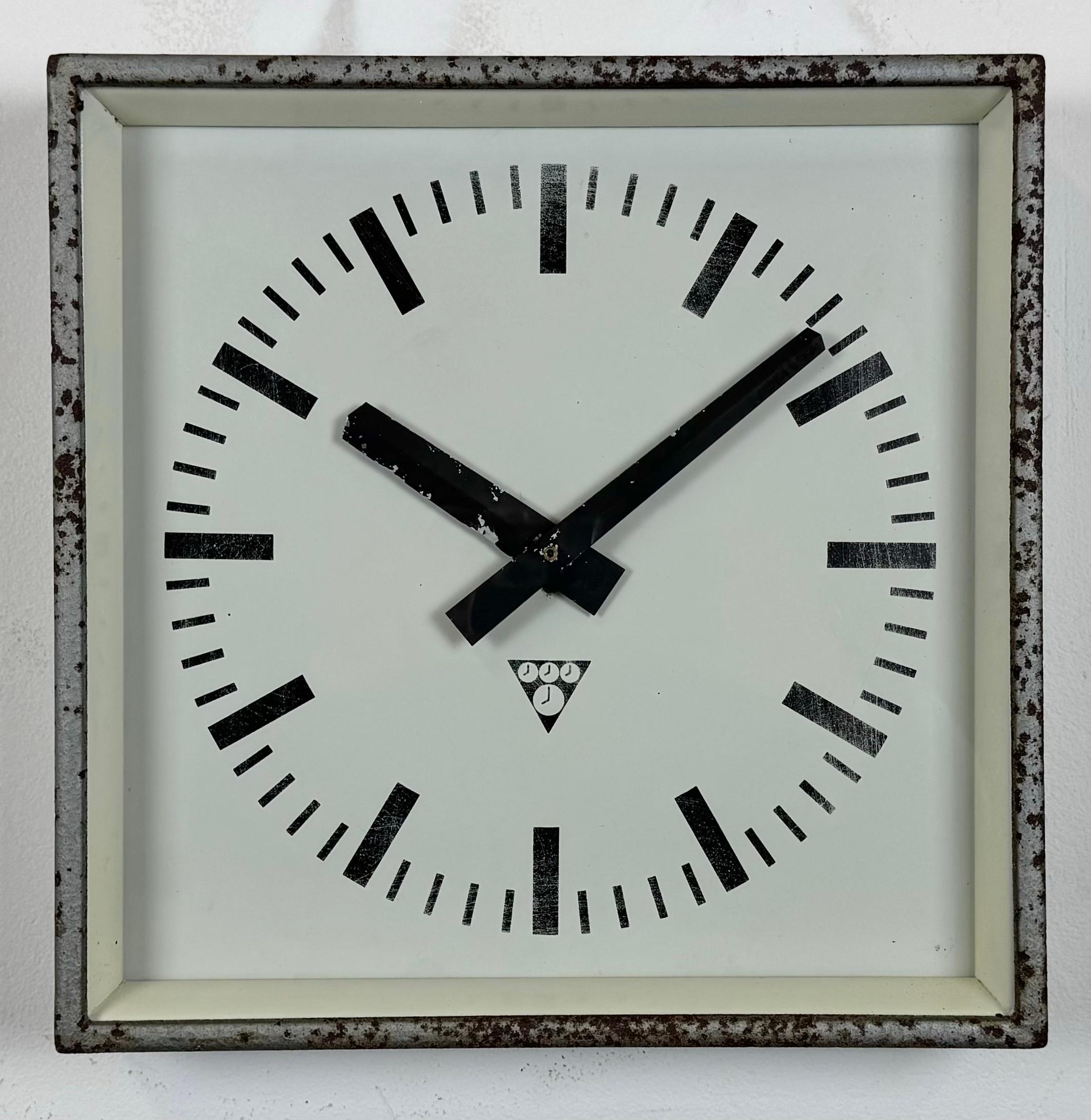 Reloj de pared cuadrado industrial gris oxidado de Pragotron, años 70 Industrial en venta