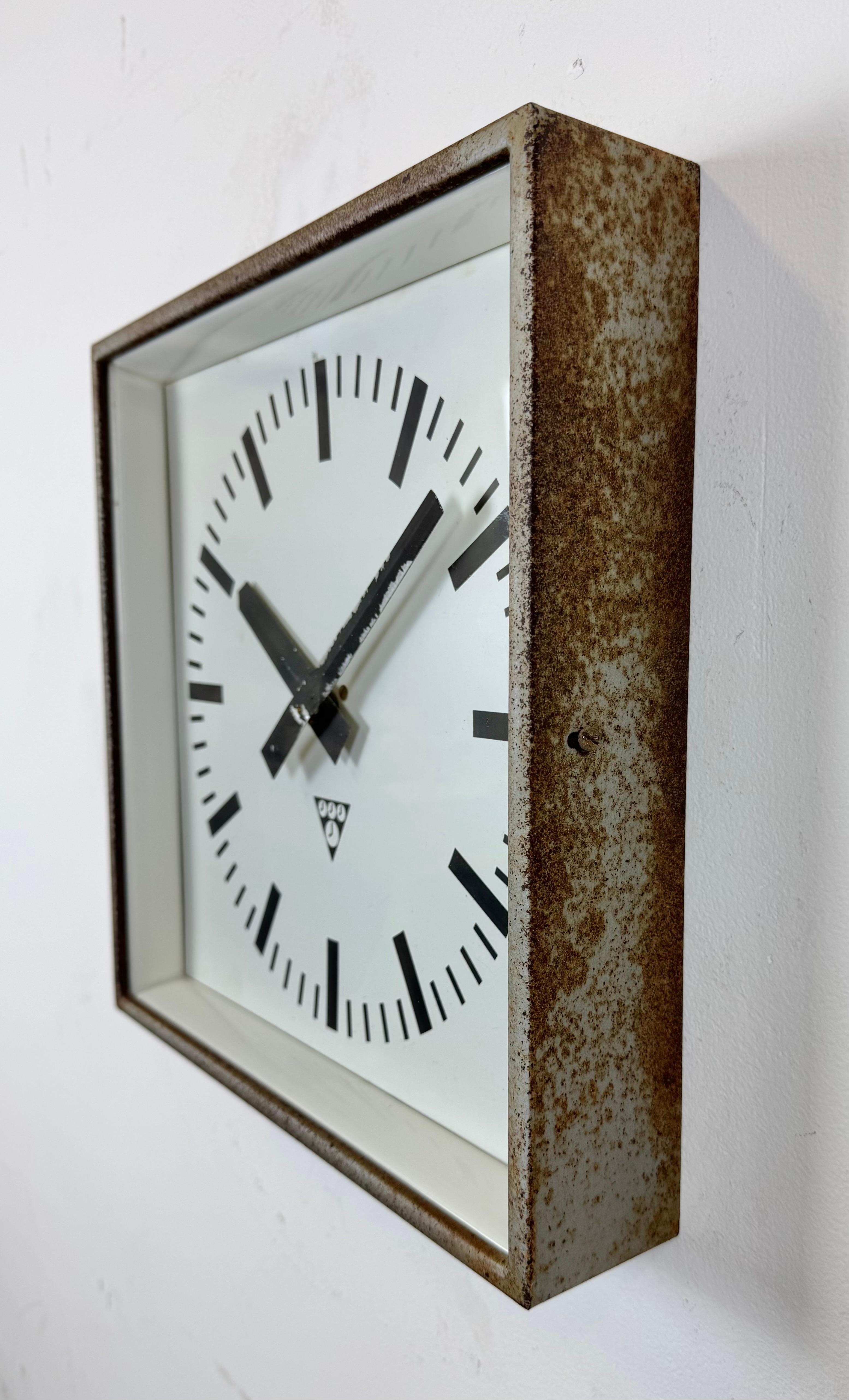 Tchèque Horloge murale carrée industrielle gris rouille de Pragotron, 1970 en vente