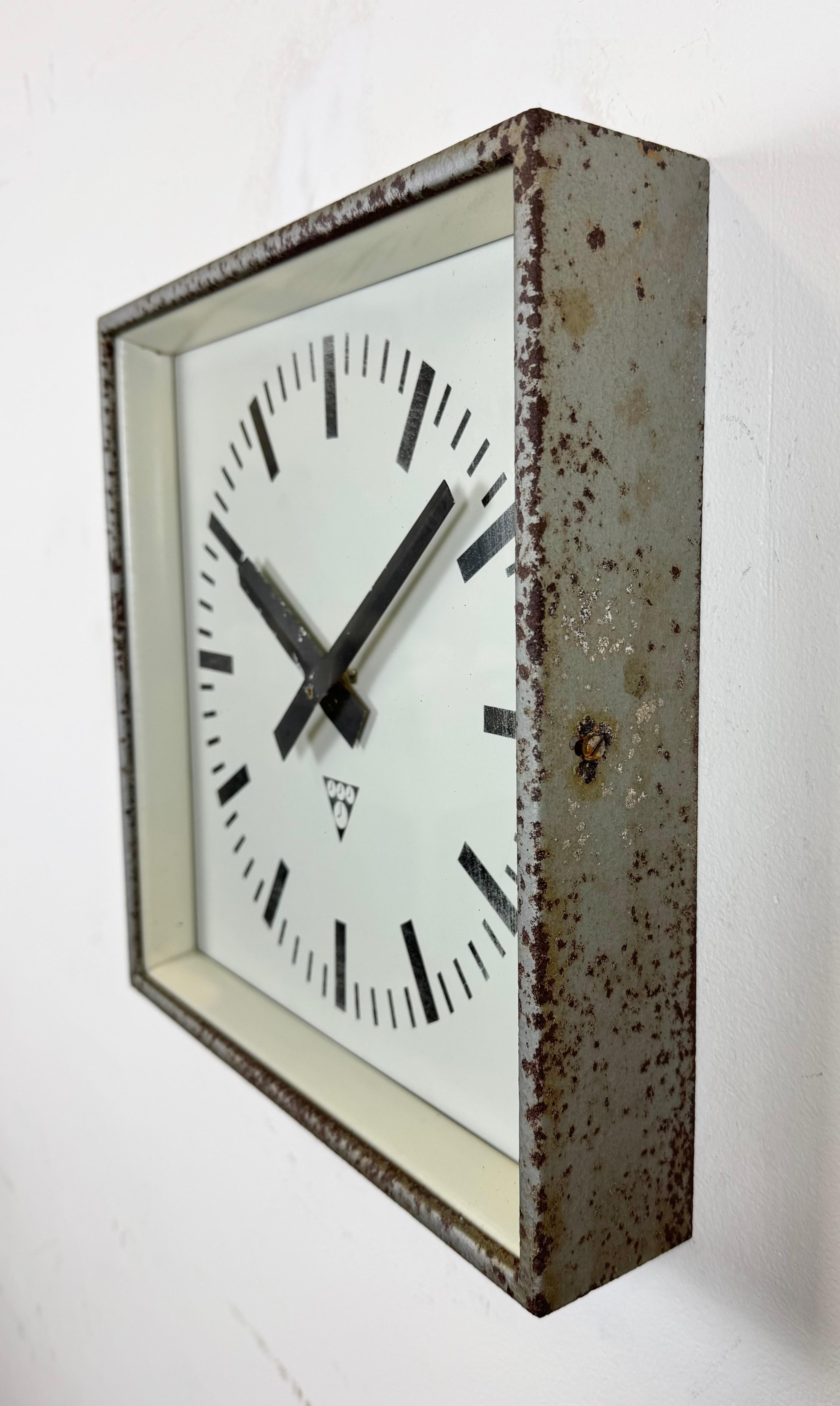 Reloj de pared cuadrado industrial gris oxidado de Pragotron, años 70 Checo en venta