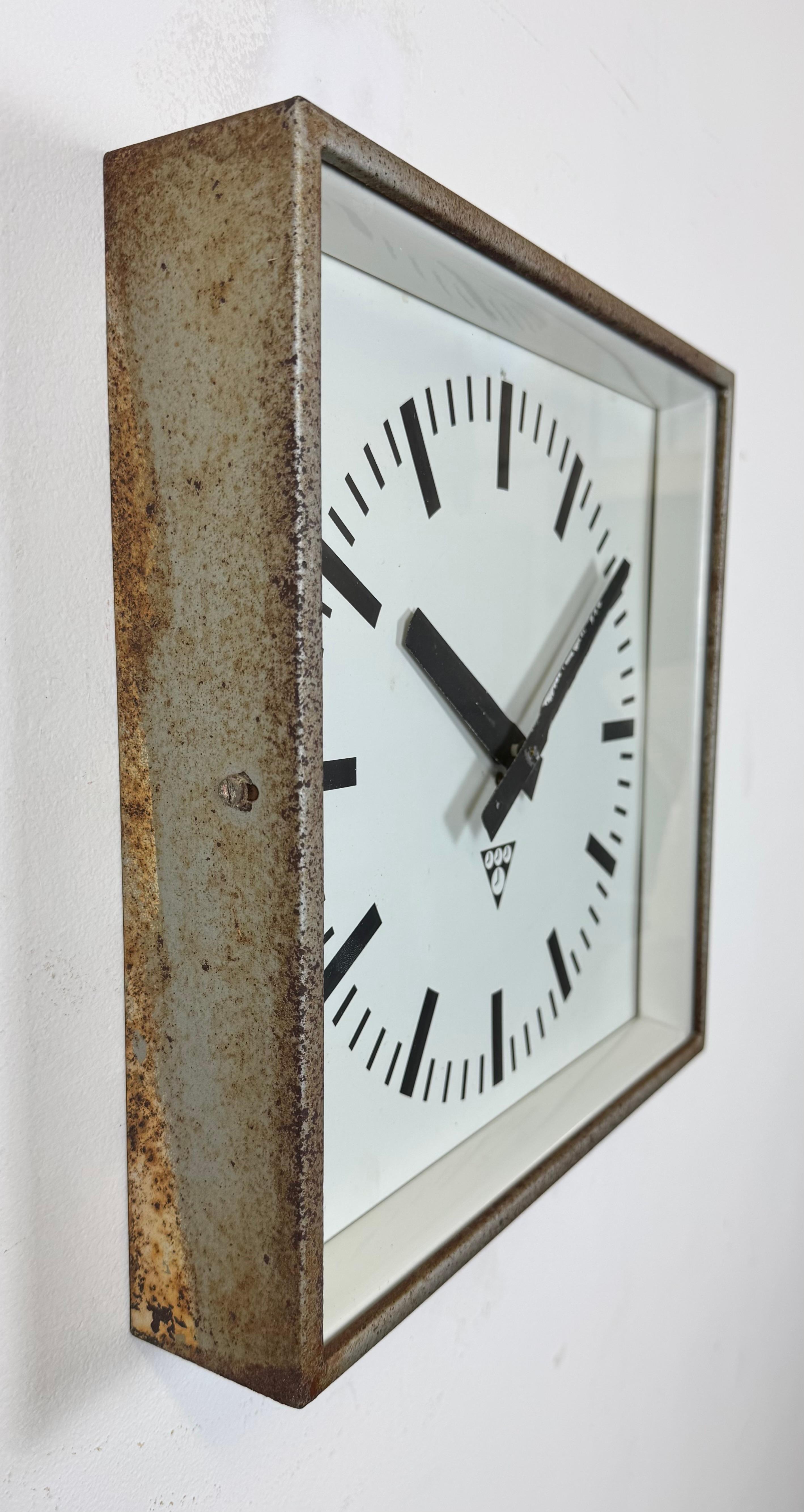 Horloge murale carrée industrielle gris rouille de Pragotron, 1970 Bon état - En vente à Kojetice, CZ