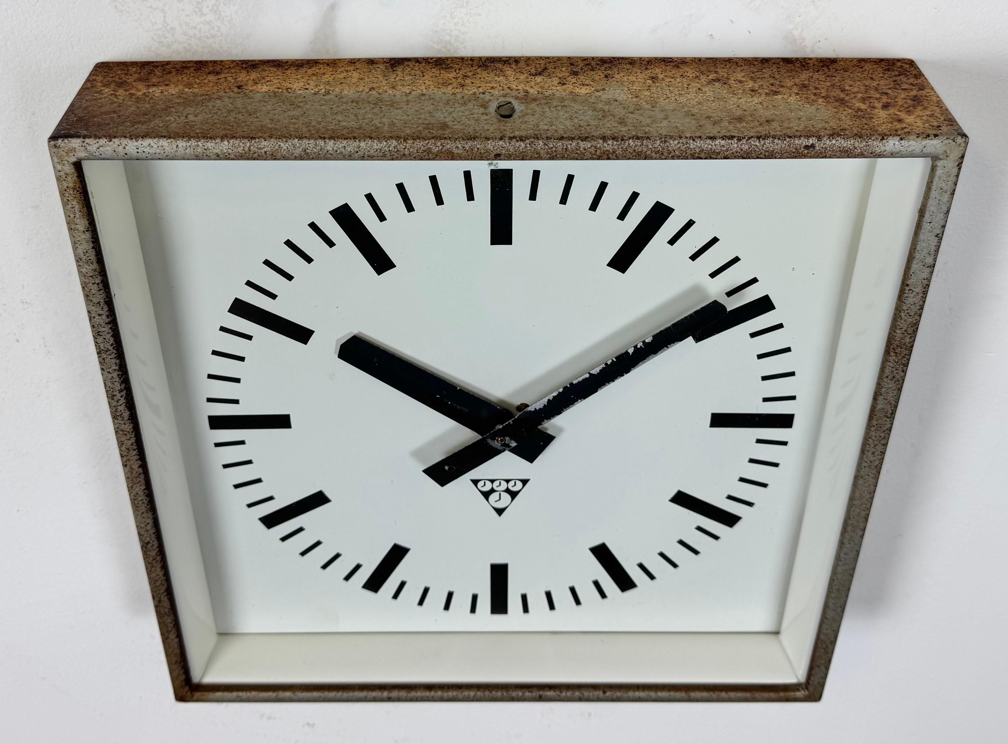 Fin du 20e siècle Horloge murale carrée industrielle gris rouille de Pragotron, 1970 en vente