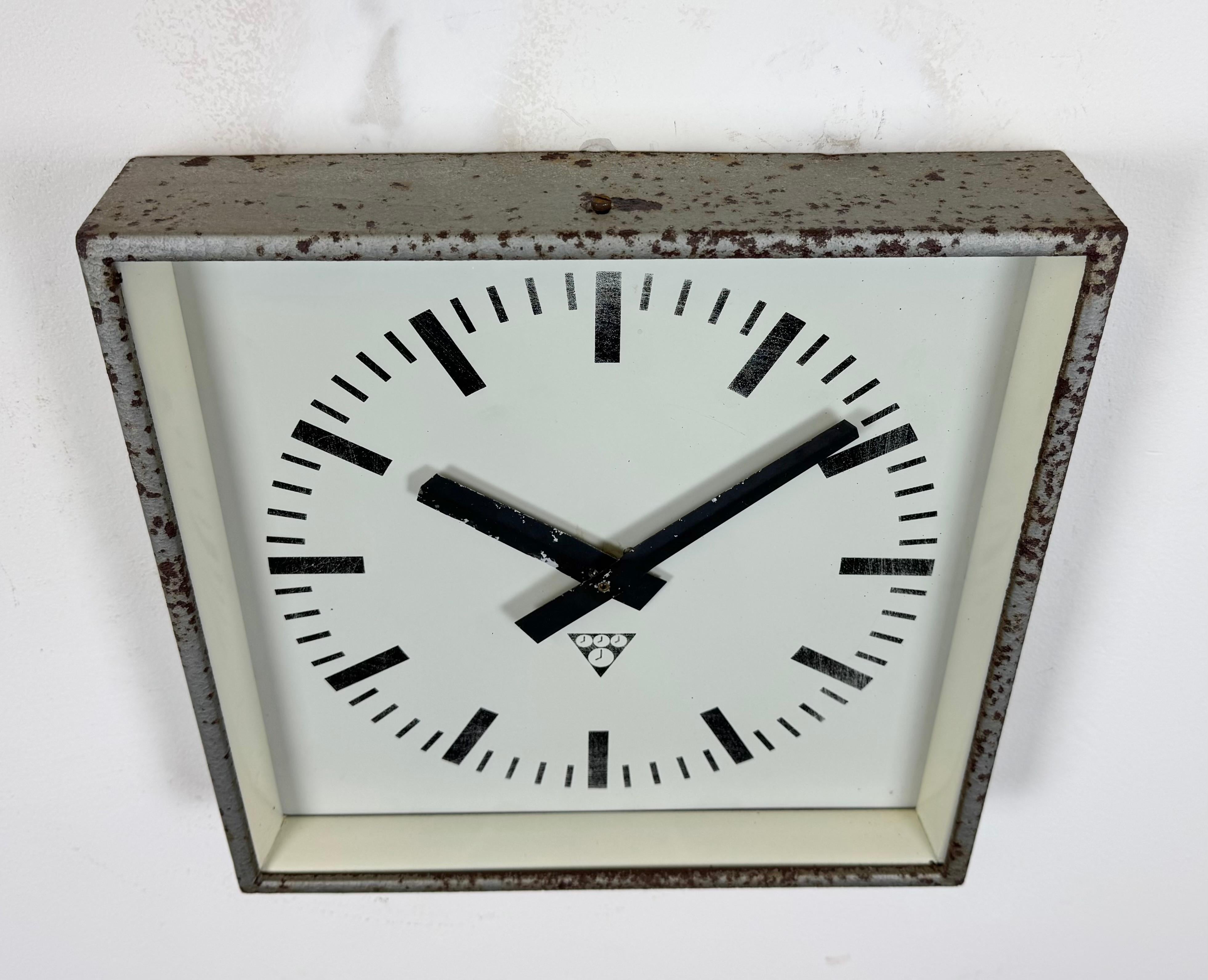 Reloj de pared cuadrado industrial gris oxidado de Pragotron, años 70 finales del siglo XX en venta