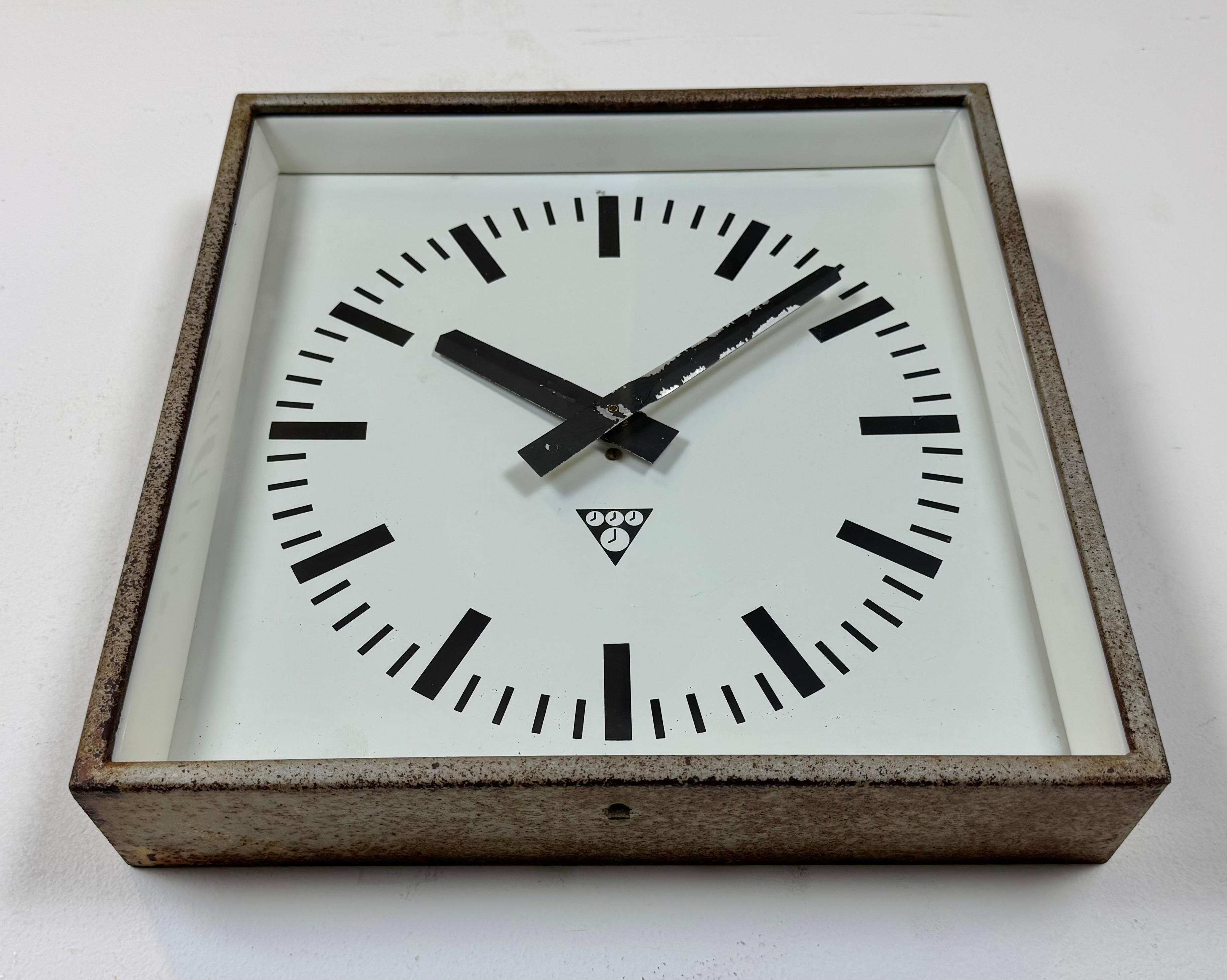 Aluminium Horloge murale carrée industrielle gris rouille de Pragotron, 1970 en vente