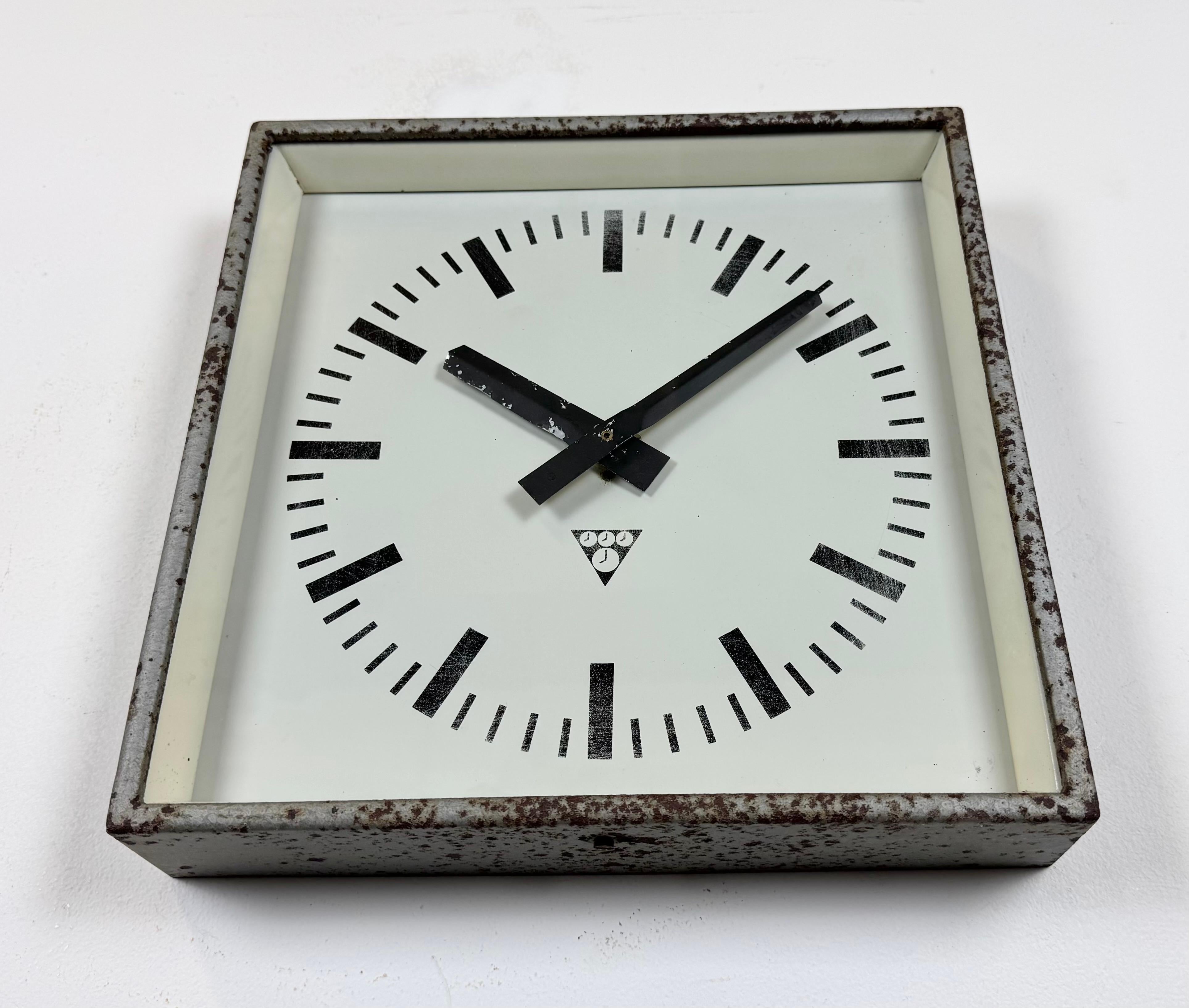 Reloj de pared cuadrado industrial gris oxidado de Pragotron, años 70 Aluminio en venta