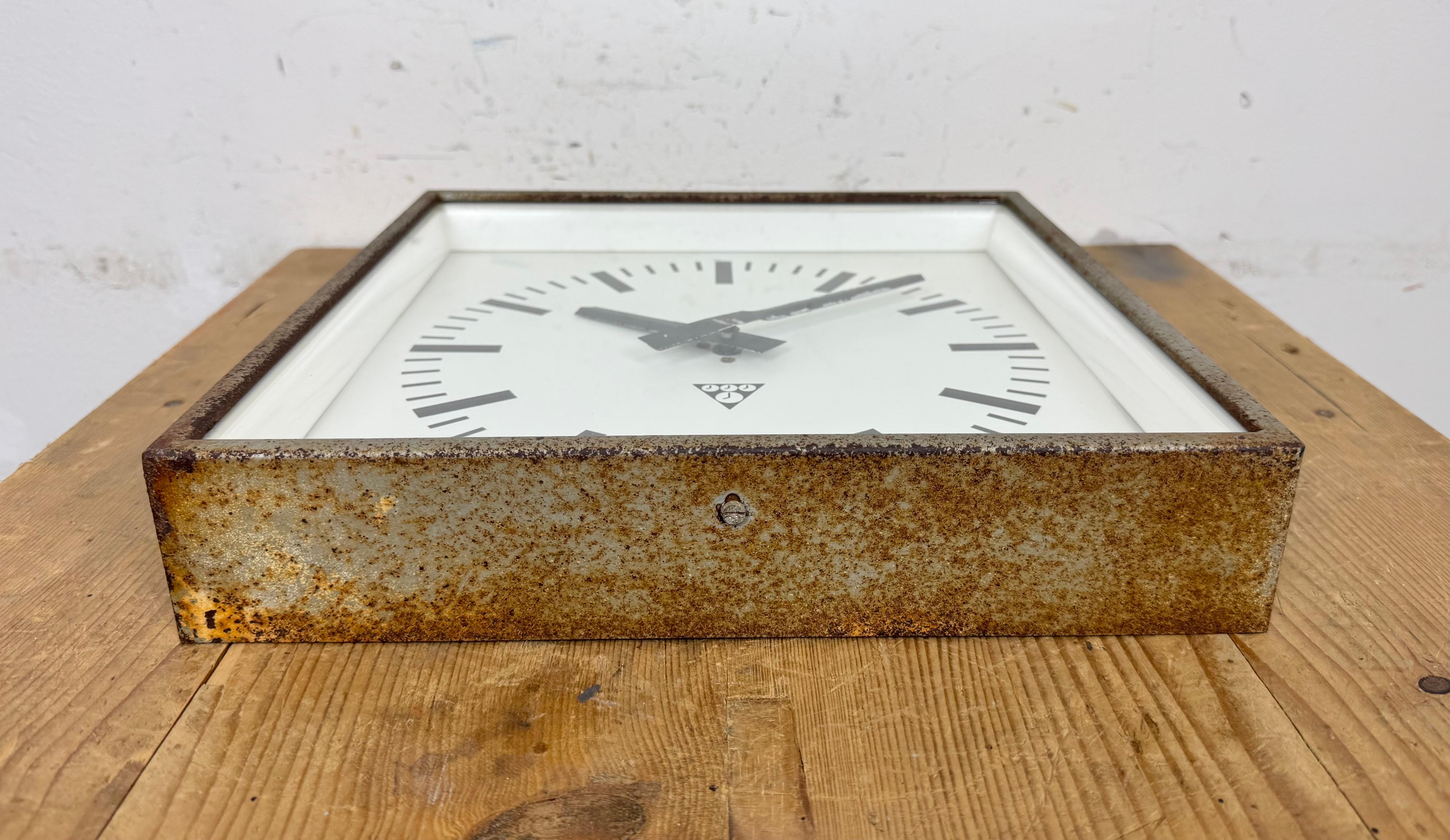 Horloge murale carrée industrielle gris rouille de Pragotron, 1970 en vente 1