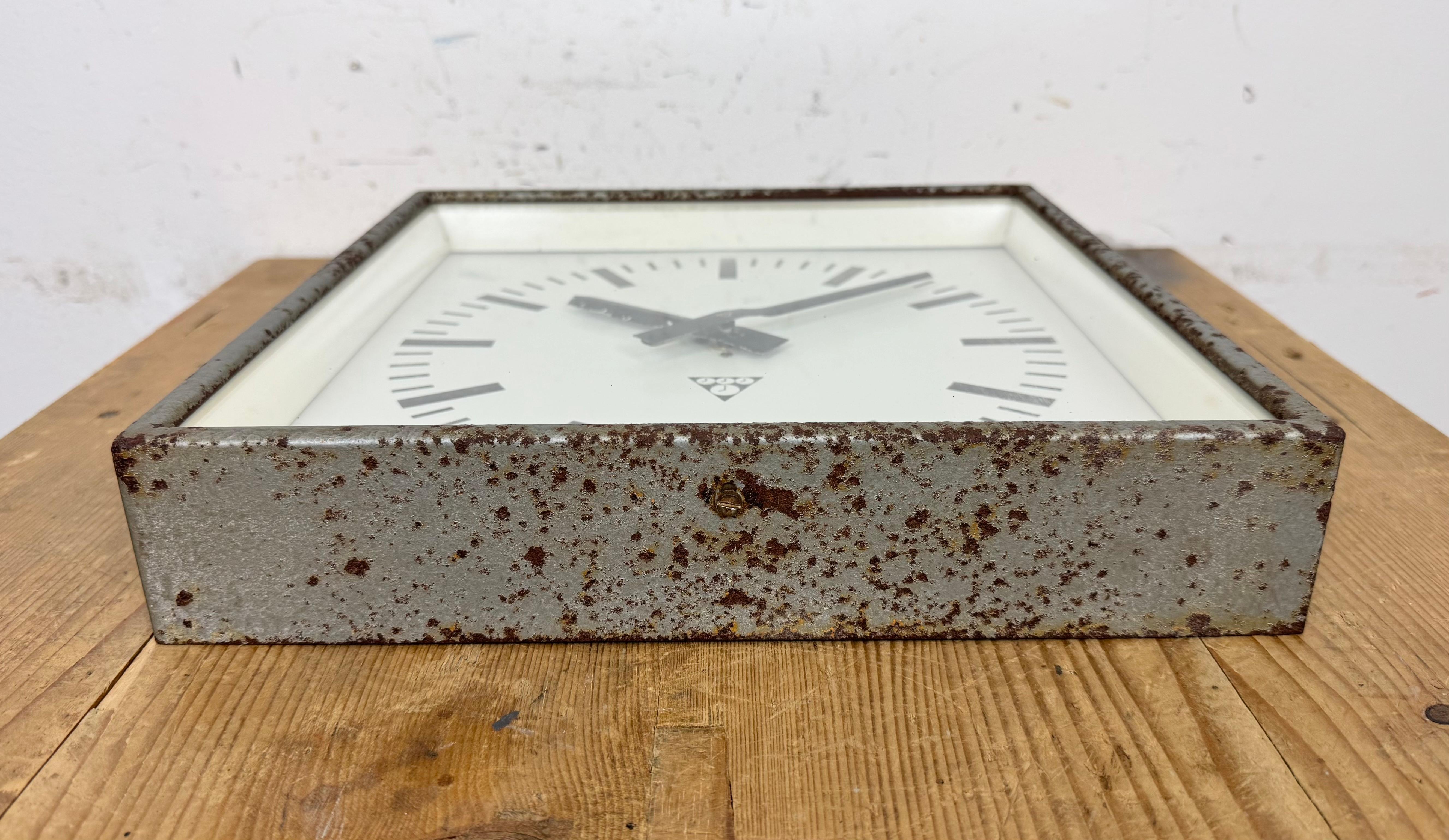 Reloj de pared cuadrado industrial gris oxidado de Pragotron, años 70 en venta 1