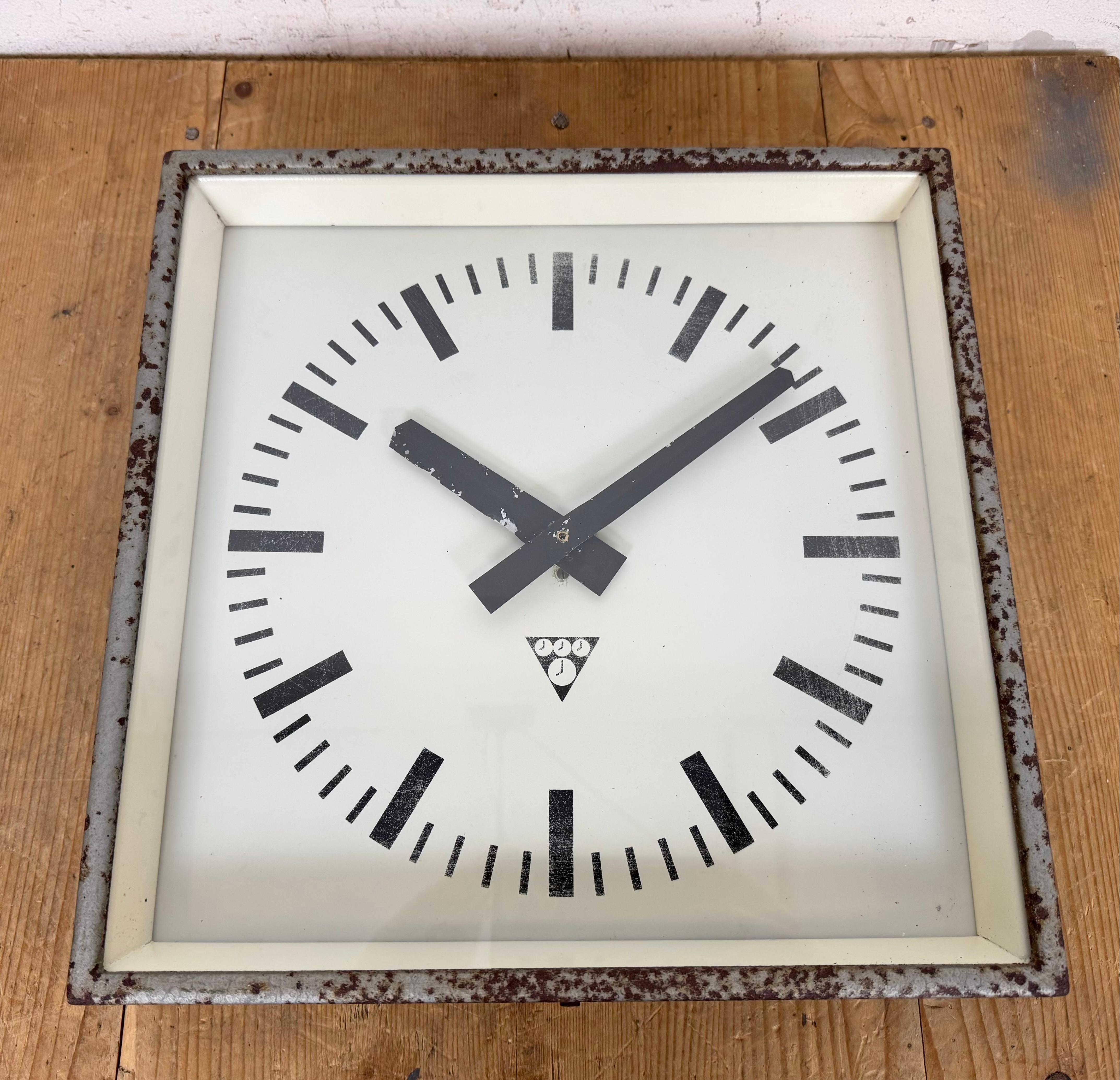 Reloj de pared cuadrado industrial gris oxidado de Pragotron, años 70 en venta 2
