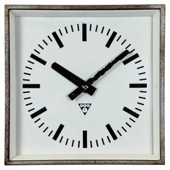 Horloge murale carrée industrielle gris rouille de Pragotron, 1970