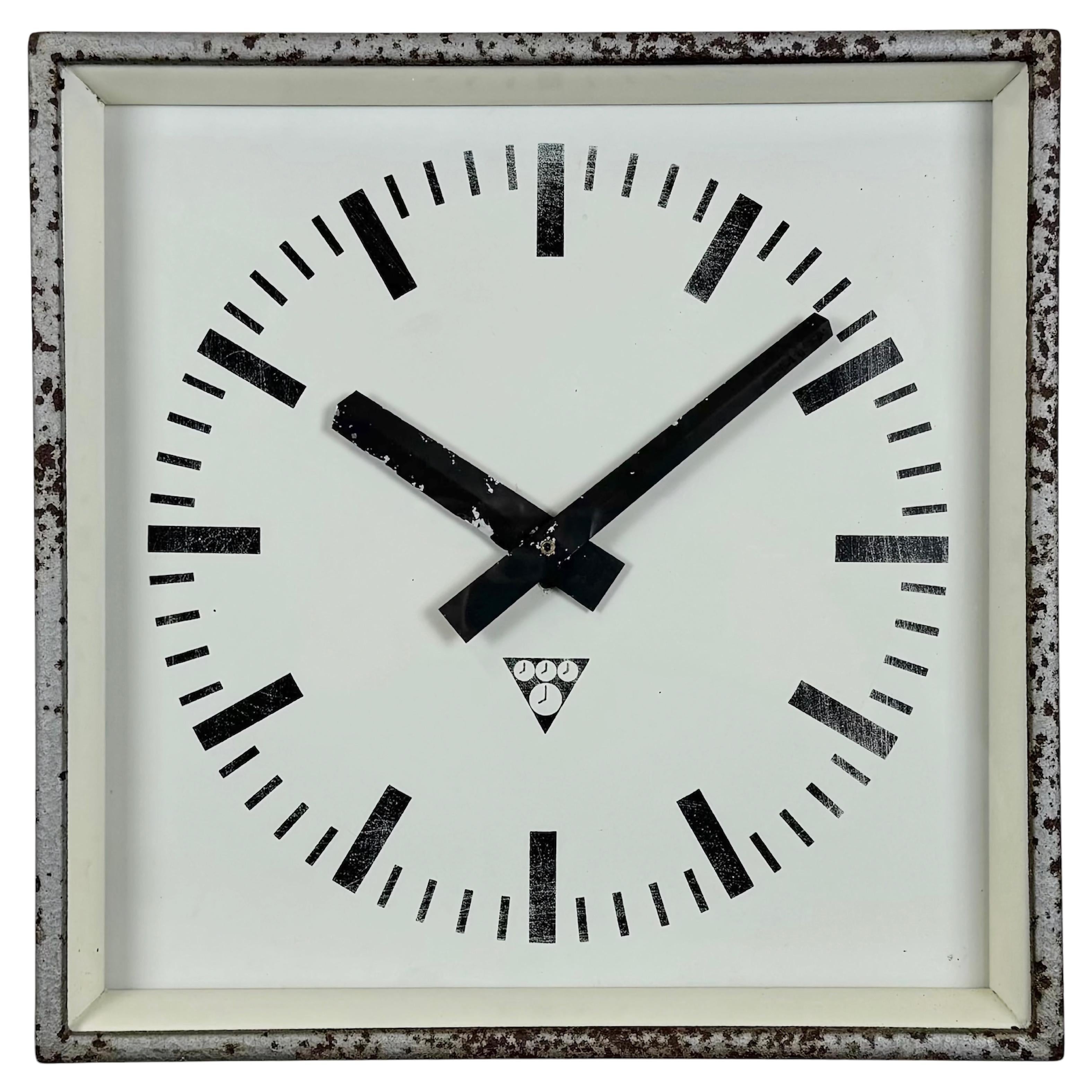 Reloj de pared cuadrado industrial gris oxidado de Pragotron, años 70