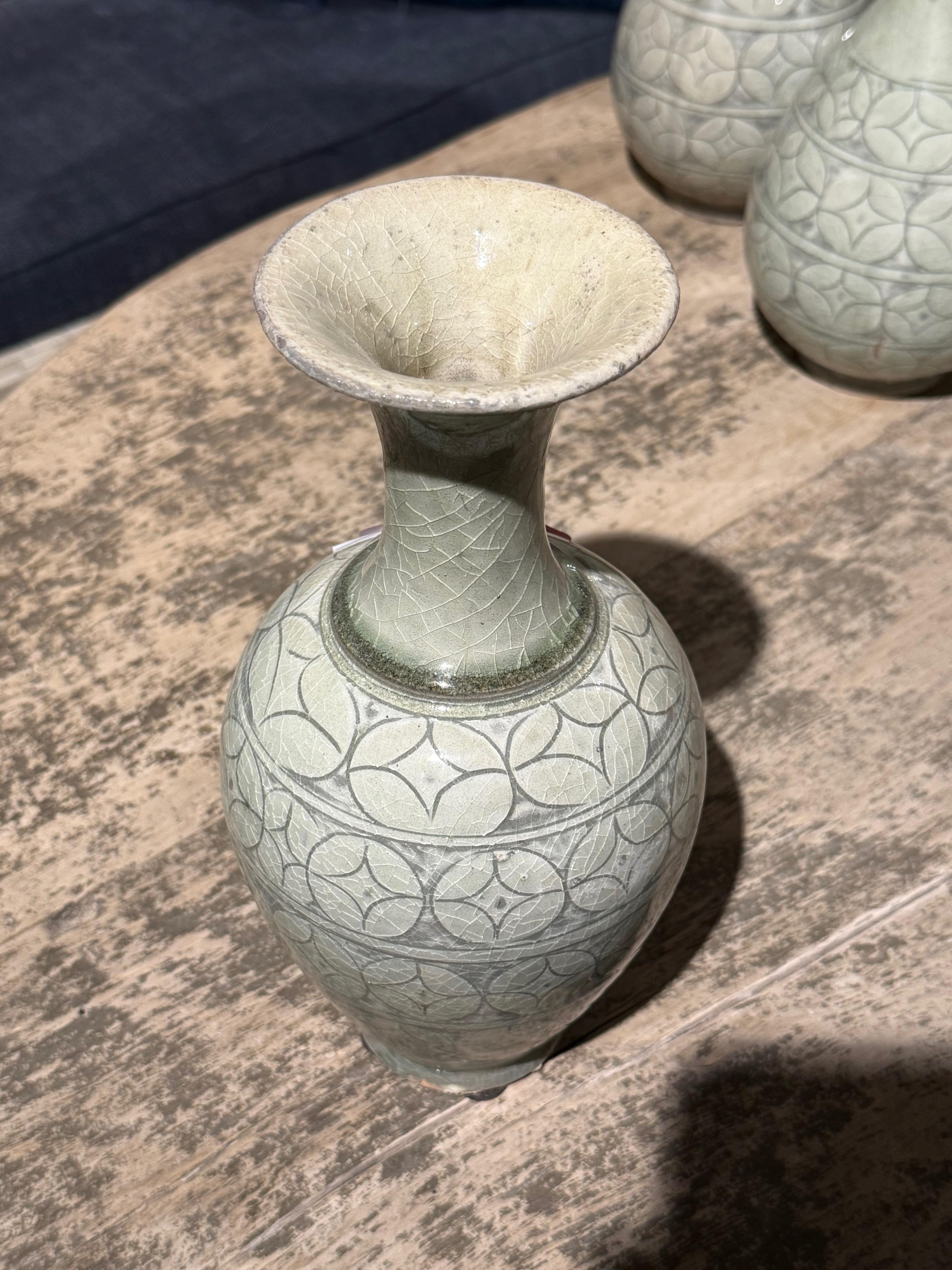 Vase contemporain chinois à motifs géométriques de couleur gris/sauge.
Bouche large et col court en forme d'entonnoir.
Bandes horizontales de motifs décoratifs circulaires.
Collectional de cinq avec différentes formes disponibles et vendues