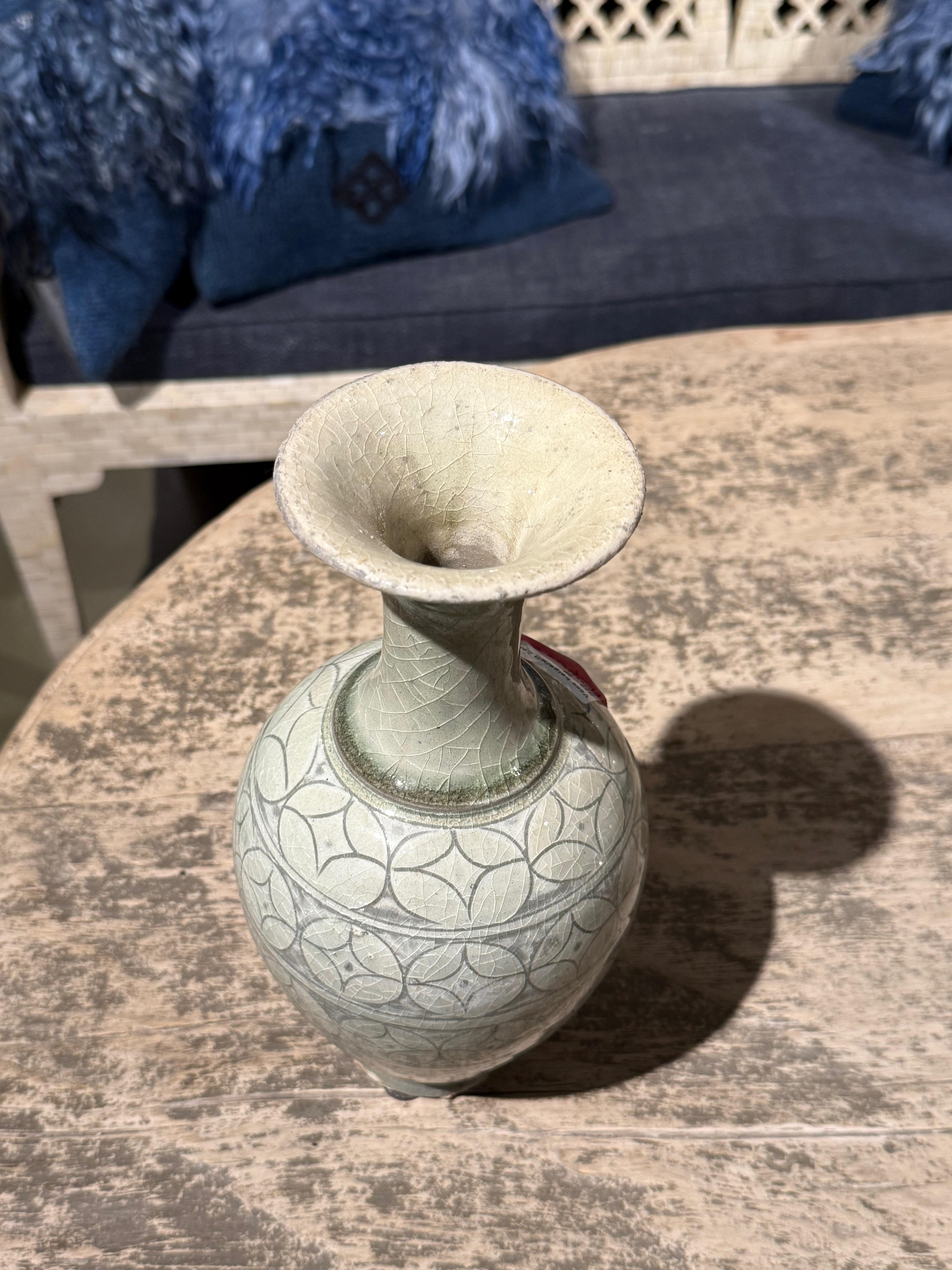 Gris, Sage Vase à col entonnoir court à motif géométrique, Chine, Contemporain Neuf - En vente à New York, NY