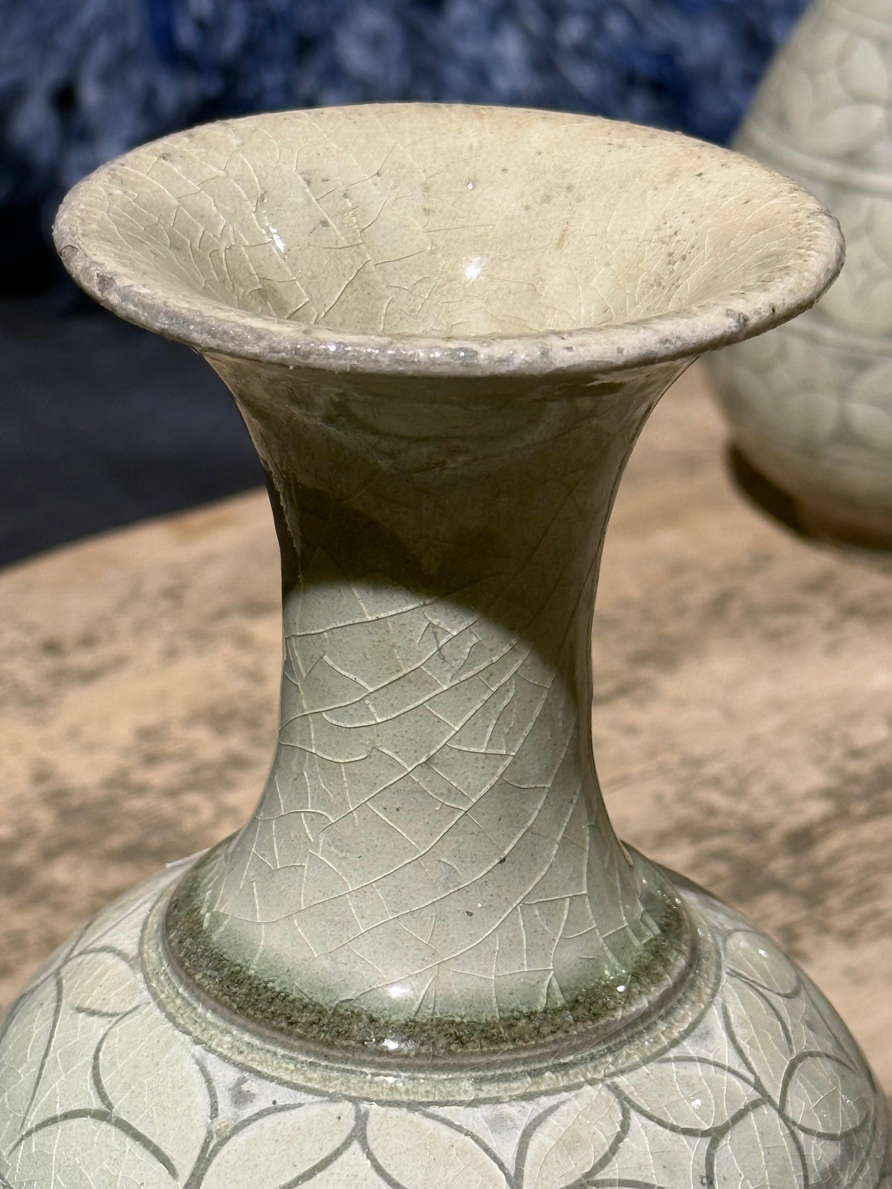 XXIe siècle et contemporain Gris, Sage Vase à col entonnoir court à motif géométrique, Chine, Contemporain en vente