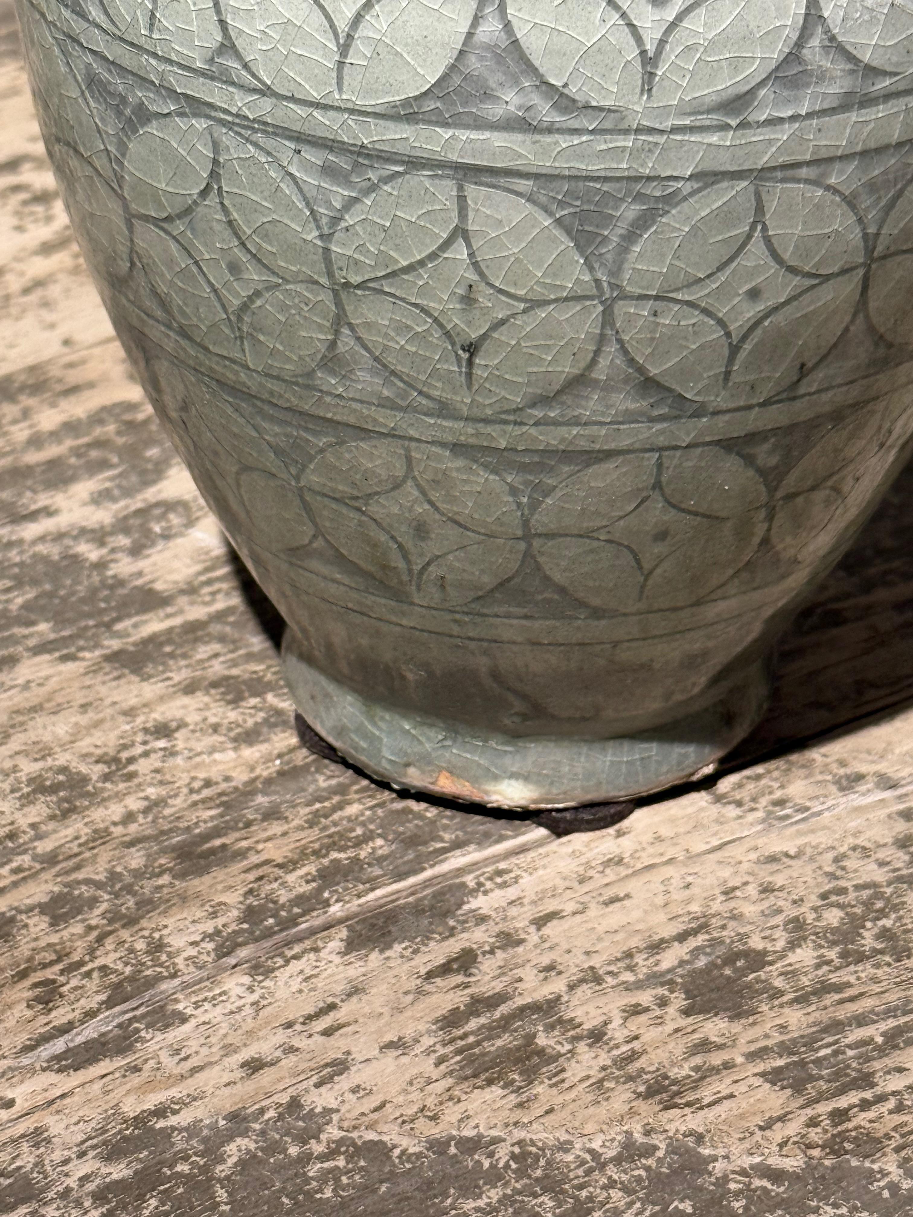 Céramique Gris, Sage Vase à col entonnoir court à motif géométrique, Chine, Contemporain en vente